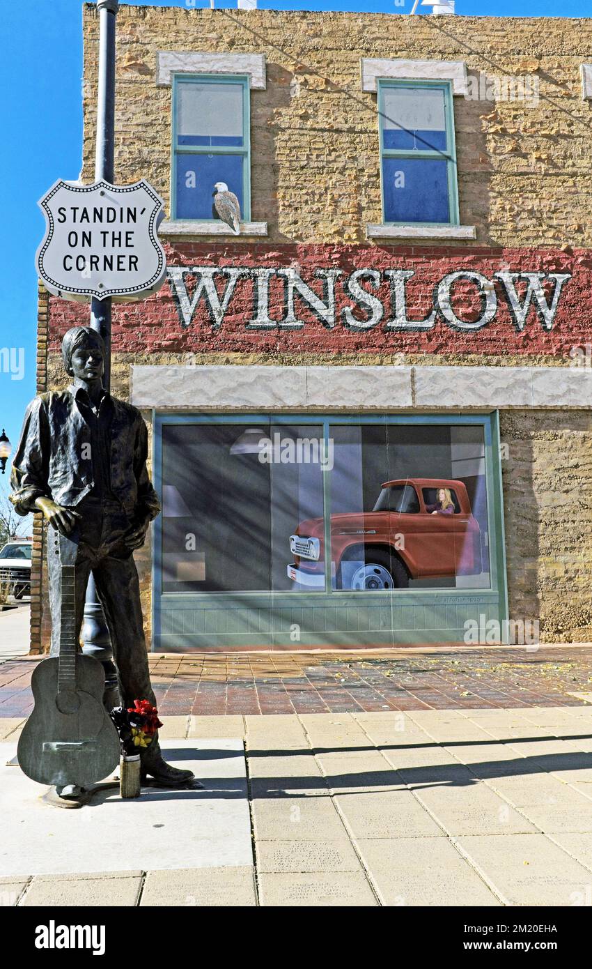 La statua di un trovatore a grandezza naturale si trova sotto il cartello 'Standin on the Corner' all'angolo di Kinsey e secondo a Corner Park Winslow, Arizona. Foto Stock