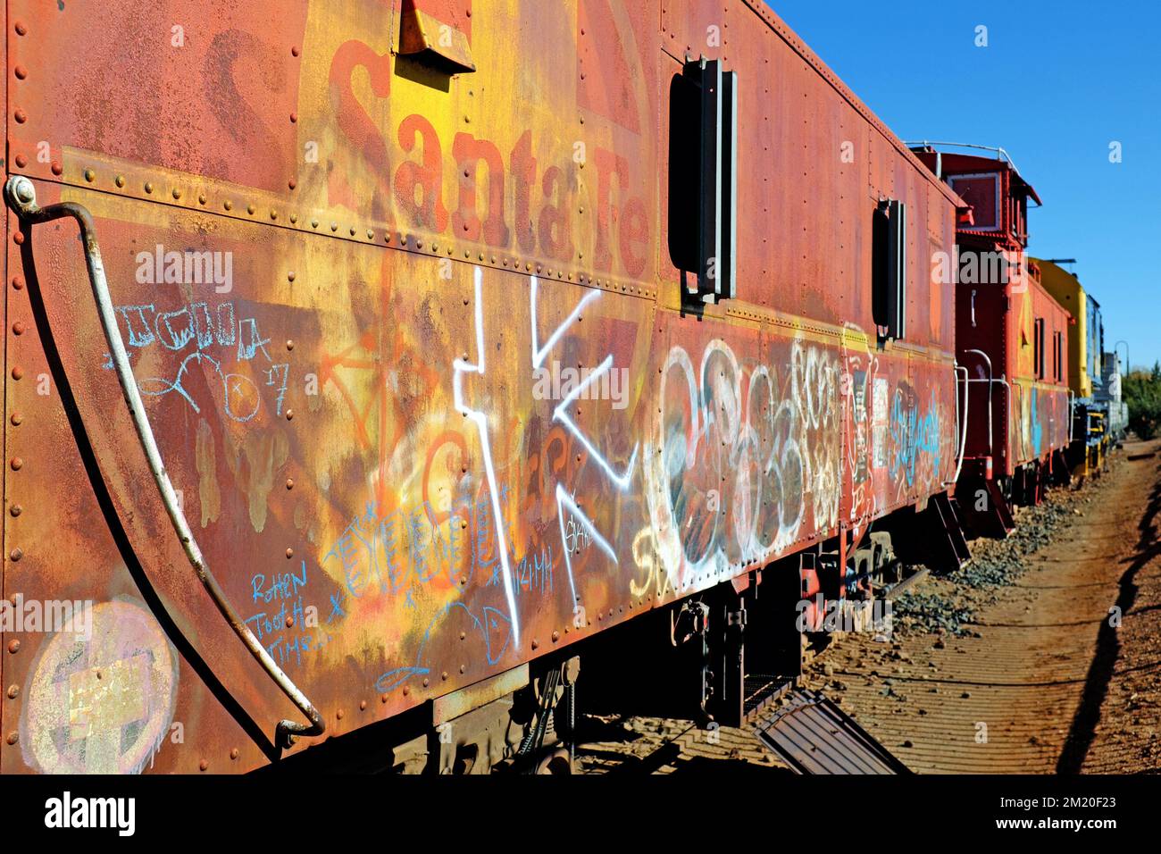 Lungo la First Street Pathway di Winslow, Arizona si trovano vagoni ferroviari d'epoca, un ricordo dell'importanza dell'industria ferroviaria per la città. Foto Stock