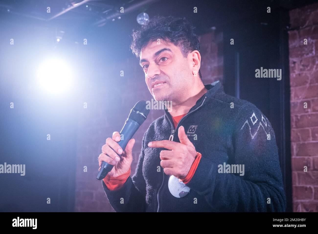 Ash Kotak, direttore esecutivo di AIDS Memory UK, parlando all'Eagle London Foto Stock