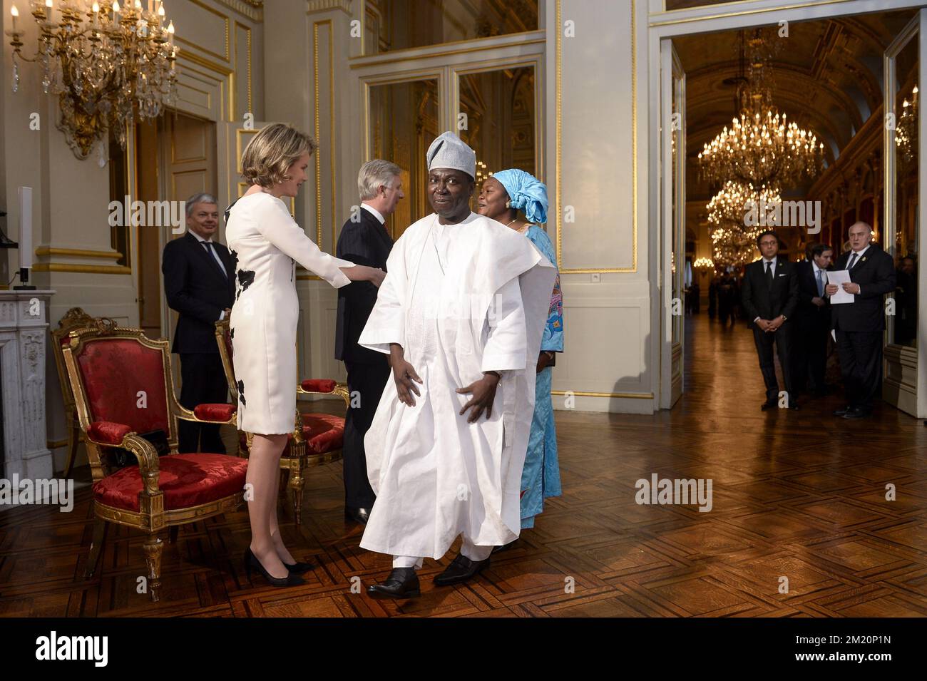 20160107 - BRUXELLES, BELGIO: Regina Mathilde del Belgio, Re Filippo - Filip del Belgio, Carlo Borromee, Ambasciatore del Benin e suo partner, ha ritratto durante un ricevimento di Capodanno organizzato dalla Famiglia reale per i capi delle missioni diplomatiche in Belgio, presso il Palazzo reale di Bruxelles, giovedì 07 gennaio 2016. FOTO DI BELGA DIRK WAEM Foto Stock