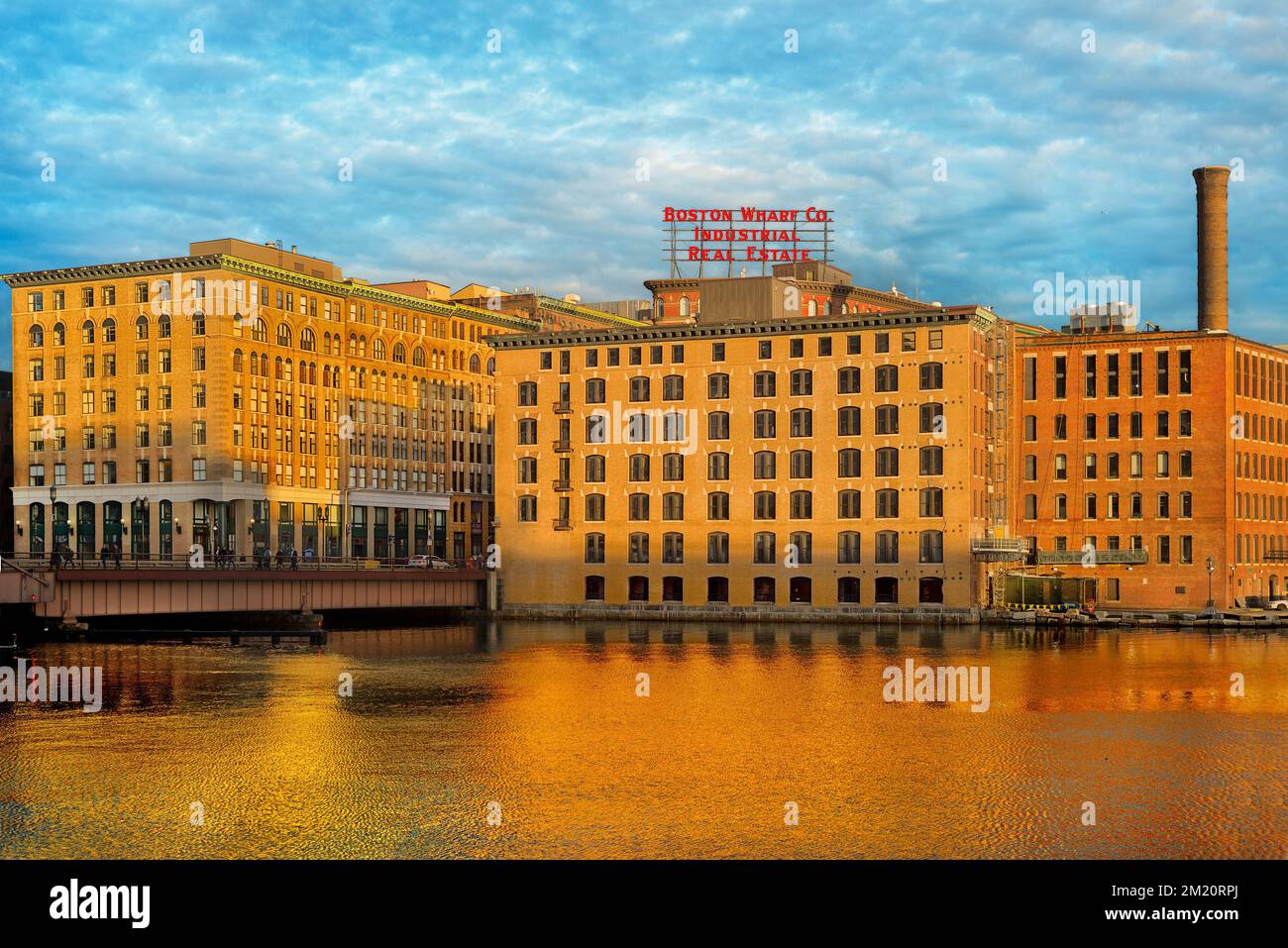 Gli edifici loft della Boston Wharf Company lungo Summer Street nel quartiere di Fort Point, visti dall'altra parte del Summer Street Bridge nel tardo pomeriggio. Foto Stock