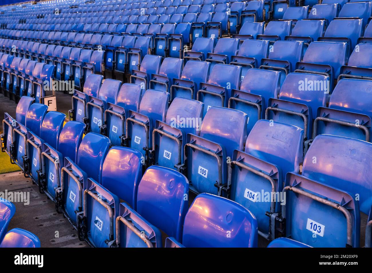 Primo piano dei posti a sedere vuoti in uno degli stand dello Stamford Bridge Stadium Foto Stock