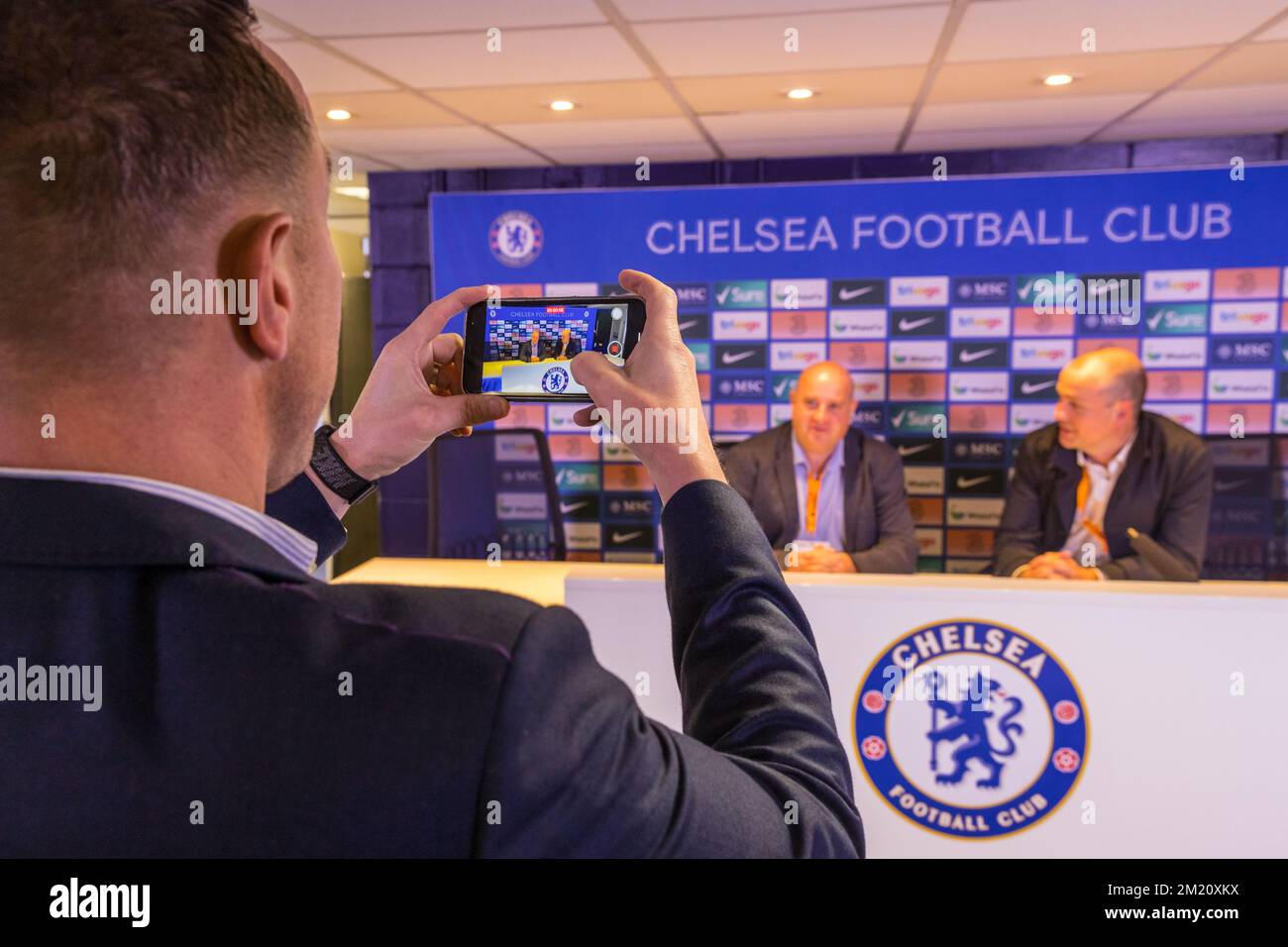 I visitatori del tour dello Stamford Bridge Stadium scattano foto di se stessi nella sala stampa del Chelsea Football Club Foto Stock