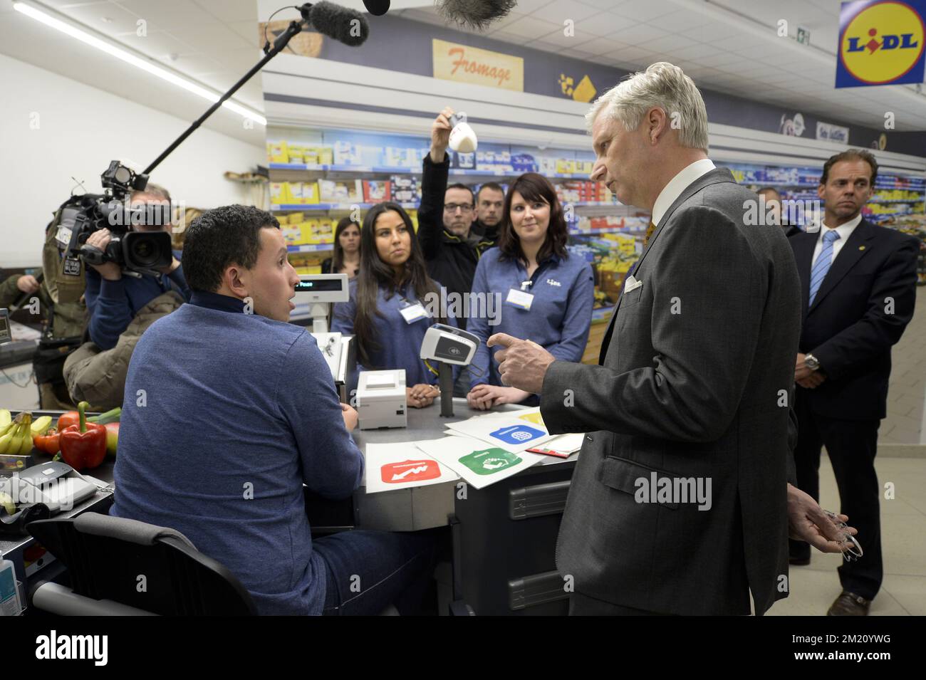 Re Filippo - Filip del Belgio nella foto durante una visita reale al centro educativo della catena di supermercati Lidl a Sint-Jans-Molenbeek - Molenbeek-Saint-Jean, Bruxelles, mercoledì 03 febbraio 2016. BELGA FOTO PISCINA PHILIP REYNAERS Foto Stock