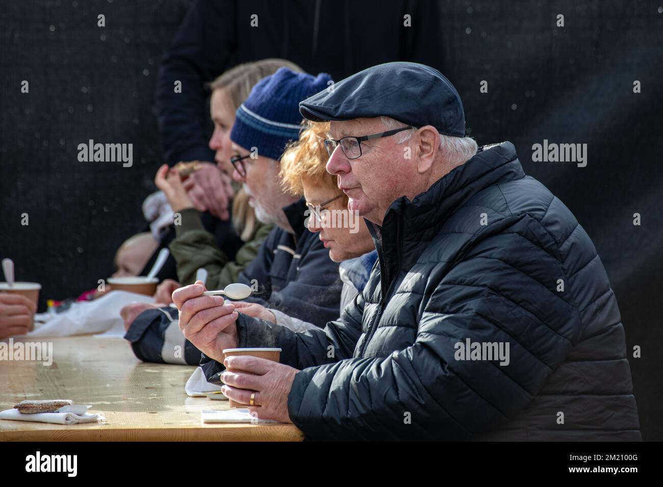 Le persone che mangiano zuppa di pesce alla tradizionale Fiera delle aringhe del Baltico o allo Stadin silakkamarkkkkinat di Helsinki, Finlandia Foto Stock
