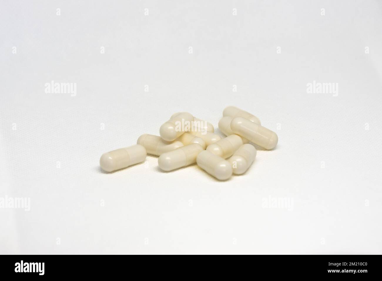 Pillole con Boswellia Carterii isolato su sfondo bianco Foto Stock