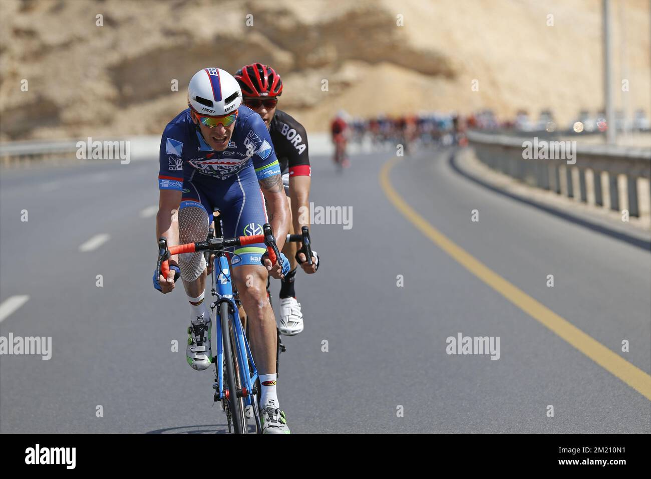 Il belga Kenny Dehaes del Team Wanty-Gobert e il tedesco Christoph Pfingsten di Bora-Argon 18 raffigurati in azione durante la prima tappa del Tour di Oman 2016, un percorso di 145 km dal Centro Espositivo di Oman a al Bustan, Oman, martedì 16 febbraio 2016. Foto Stock