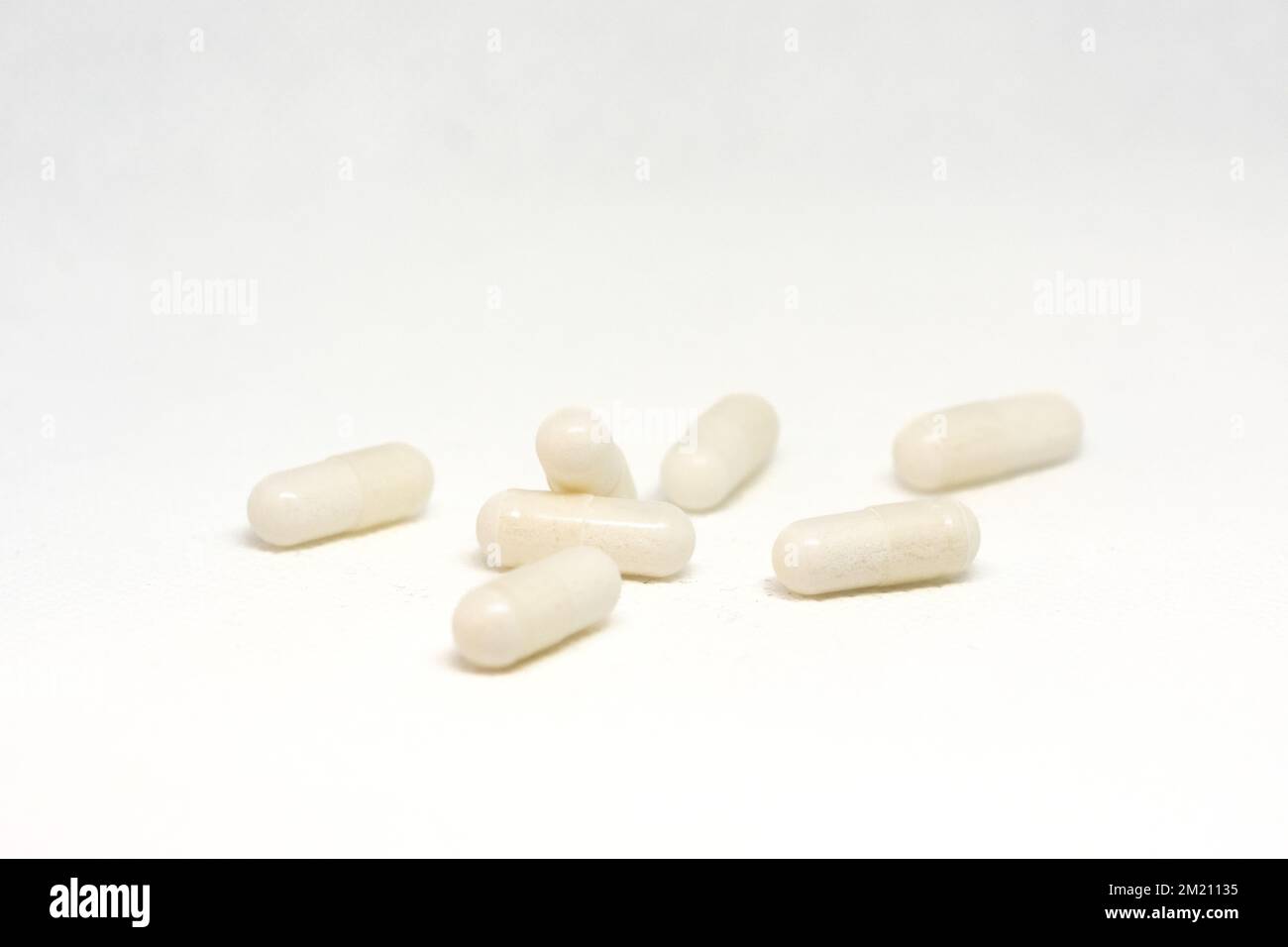 Capsule di selenio isolate su sfondo bianco Foto Stock
