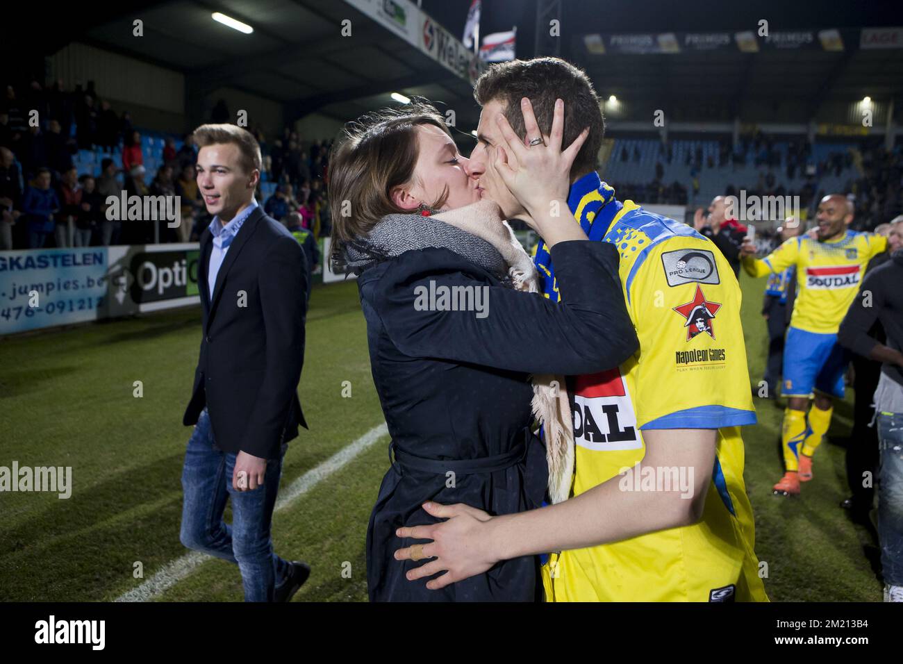 Il Jens Cool di Westerlo e la sua ragazza festeggiano dopo la partita della Jupiler Pro League tra Westerlo e Waasland-Beveren, a Westerlo, domenica 13 marzo 2016, il 30° giorno del campionato di calcio belga. BELGA FOTO KRISTOF VAN ACCOM Foto Stock