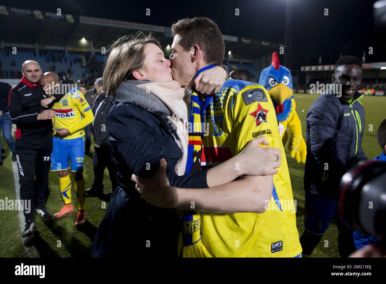 Il Jens Cool di Westerlo e la sua ragazza festeggiano dopo la partita della Jupiler Pro League tra Westerlo e Waasland-Beveren, a Westerlo, domenica 13 marzo 2016, il 30° giorno del campionato di calcio belga. BELGA FOTO KRISTOF VAN ACCOM Foto Stock