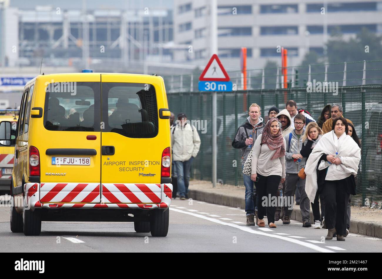 Passeggeri evacuati nella foto vicino all'aeroporto di Bruxelles, a Zaventem, martedì 22 marzo 2016. Due esplosioni nella sala partenze dell'aeroporto di Bruxelles questa mattina hanno causato la morte di 11 persone, 81 ferite. Un'altra esplosione è avvenuta nella stazione della metropolitana Maelbeek - Maalbeek, la compagnia di trasporti pubblici di Bruxelles STIB-MIVB ha confermato 15 morti e 55 feriti. Fonti governative parlano di un attacco terroristico. Il livello di minaccia terroristica è stato aumentato a quattro in tutto il paese. Foto Stock