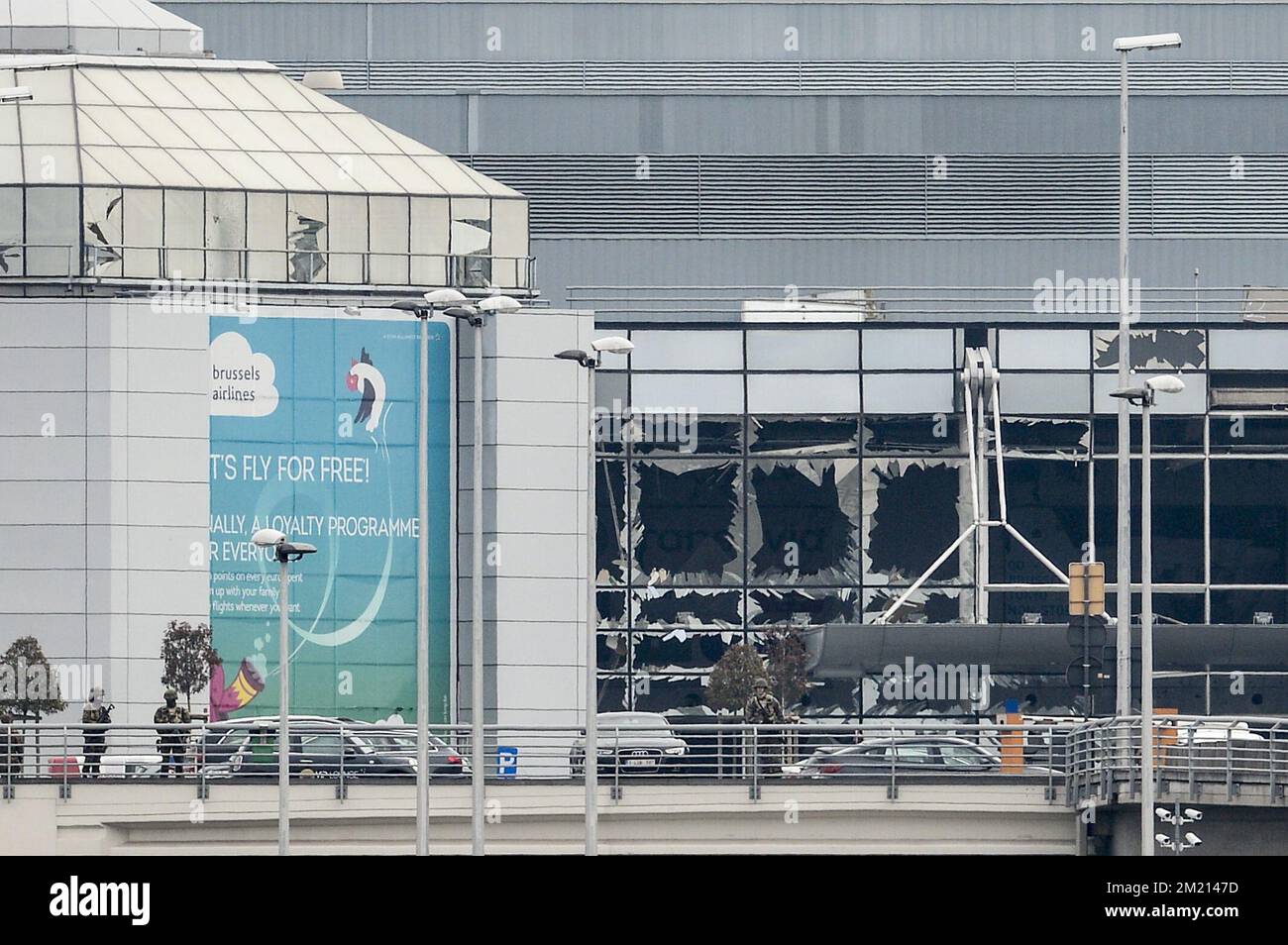 La sala delle partenze esplosa raffigurata all'aeroporto di Bruxelles, a Zaventem, martedì 22 marzo 2016. Due esplosioni nella sala partenze dell'aeroporto di Bruxelles questa mattina hanno causato la morte di 11 persone, 81 ferite. Un'altra esplosione è avvenuta nella stazione della metropolitana Maelbeek - Maalbeek, la compagnia di trasporti pubblici di Bruxelles STIB-MIVB ha confermato 15 morti e 55 feriti. Fonti governative parlano di un attacco terroristico. Il livello di minaccia terroristica è stato aumentato a quattro in tutto il paese. Foto Stock