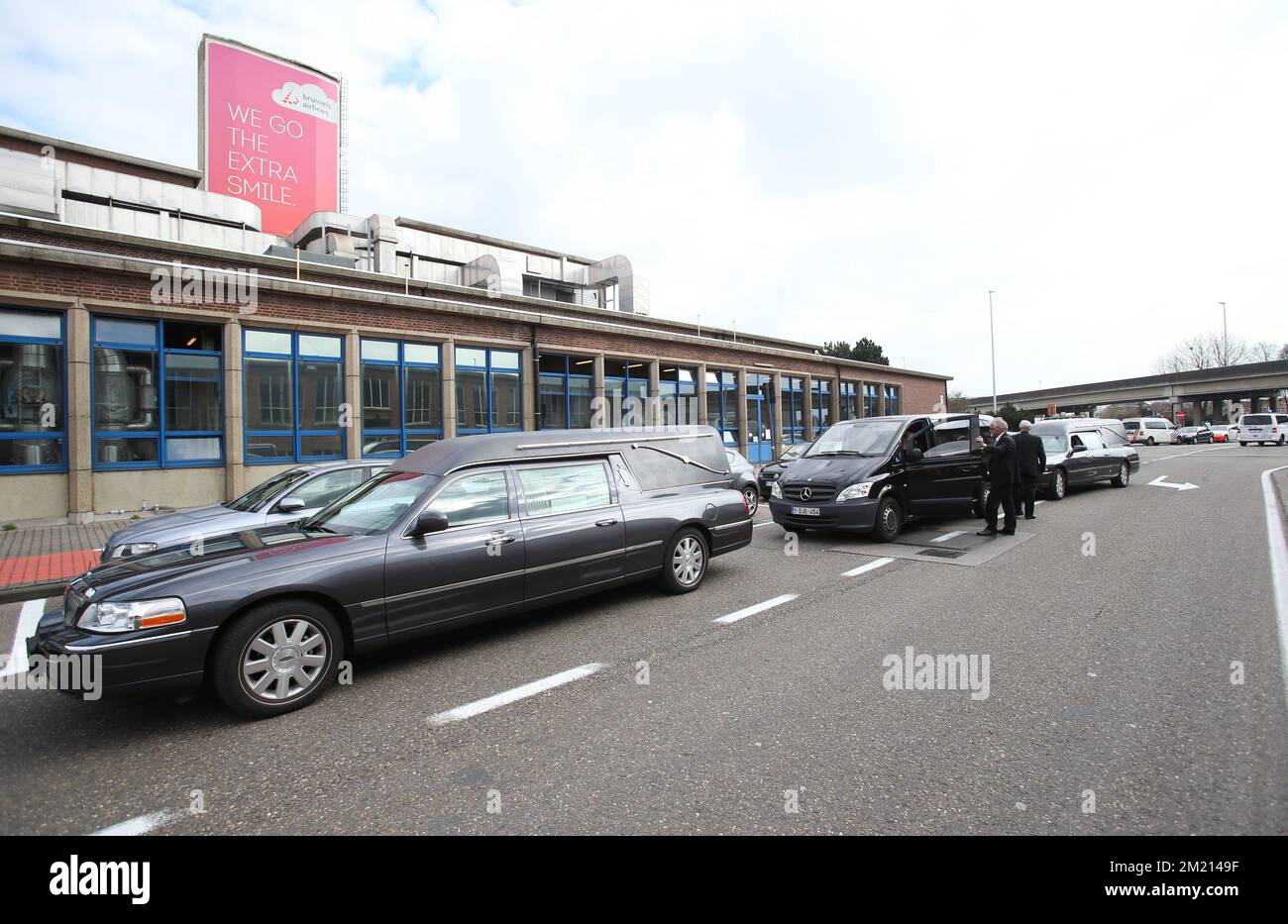 I veicoli funebri arrivano all'aeroporto di Bruxelles, a Zaventem, martedì 22 marzo 2016. Due esplosioni nella sala partenze dell'aeroporto di Bruxelles questa mattina hanno causato la morte di 14 persone, 81 ferite. Un'altra esplosione è avvenuta nella stazione della metropolitana Maelbeek - Maalbeek, la compagnia di trasporti pubblici di Bruxelles STIB-MIVB ha confermato 15 morti e 70 feriti. Fonti governative parlano di un attacco terroristico. Il livello di minaccia terroristica è stato aumentato a quattro in tutto il paese. Foto Stock