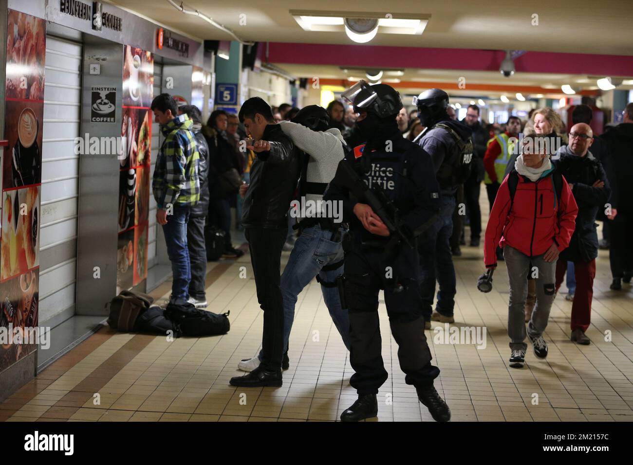 La polizia sta facendo ricerche su alcune persone all'interno della stazione nord (Gare du Nord - Noordstation) come le stazioni vengono riaperte con misure di sicurezza elevata dopo gli attacchi terroristici di oggi, Martedì 22 marzo 2016. Foto Stock
