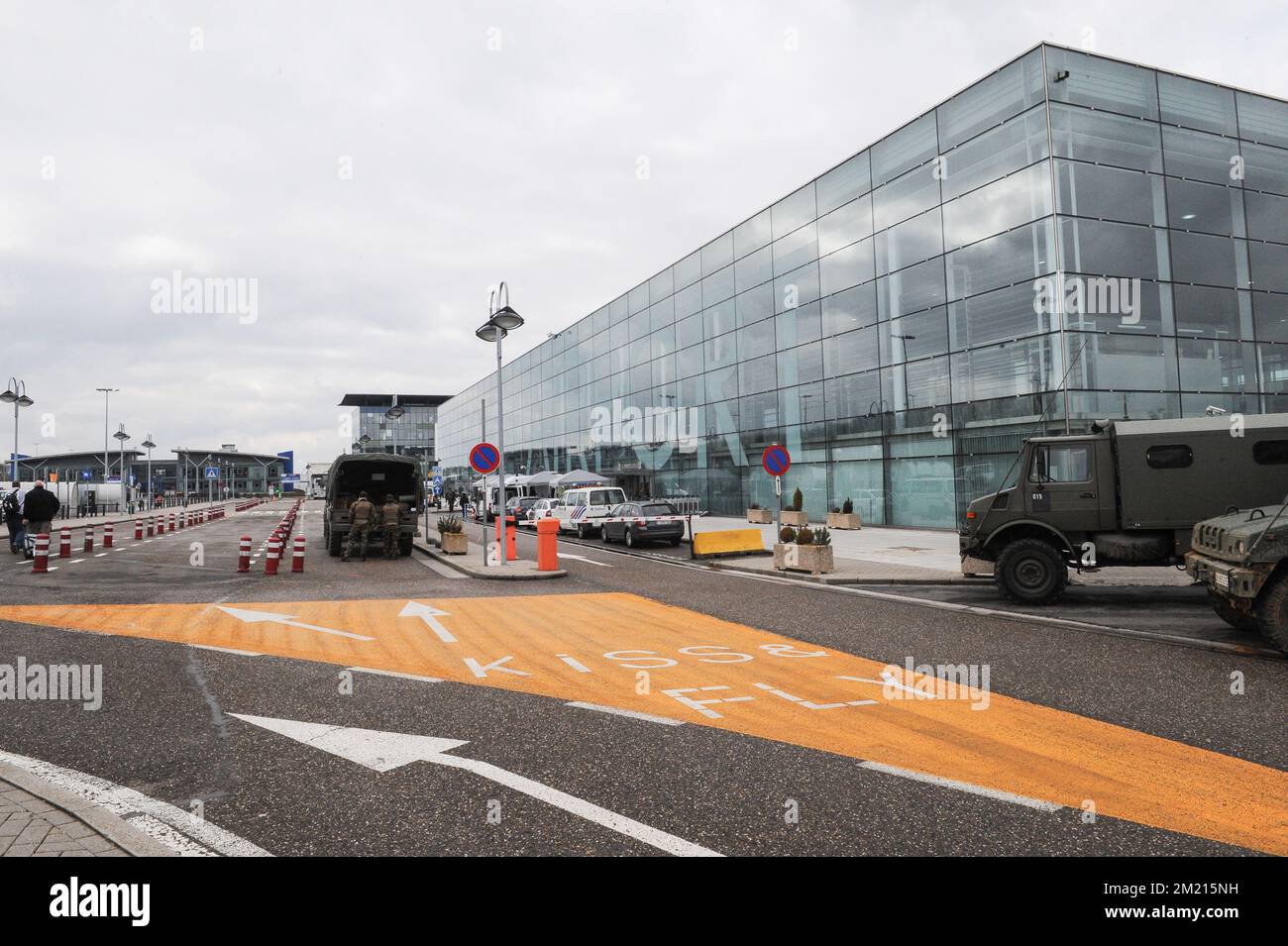 L'immagine mostra l'aeroporto di Liegi in quanto, mercoledì 23 marzo 2016, vengono adottate ulteriori misure di sicurezza a Liegi. Ieri mattina sono esplose due bombe nella sala delle partenze dell'aeroporto di Bruxelles e un'altra nella stazione della metropolitana Maelbeek - Maalbeek, che ha causato circa 30 vittime mortali e 230 feriti in totale. L'ISIL (Stato islamico dell'Iraq e del Levante - Daesh) ha rivendicato la responsabilità di questi attacchi. Il livello di minaccia terroristica è stato aumentato a quattro in tutto il paese. FOTO DI BELGA SOPHIE KIP Foto Stock