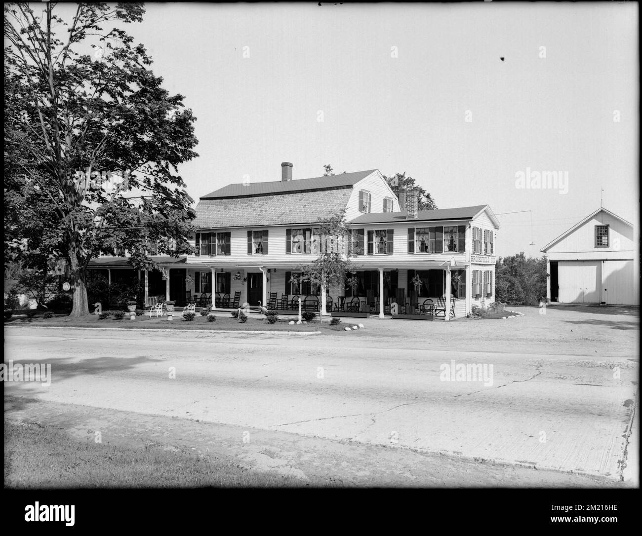 Brookfield Inn con 3/4 garage, Brookfield, Massachusetts. , Taverne Inns, edifici storici, garage. Collezione Leon Abdalian Foto Stock