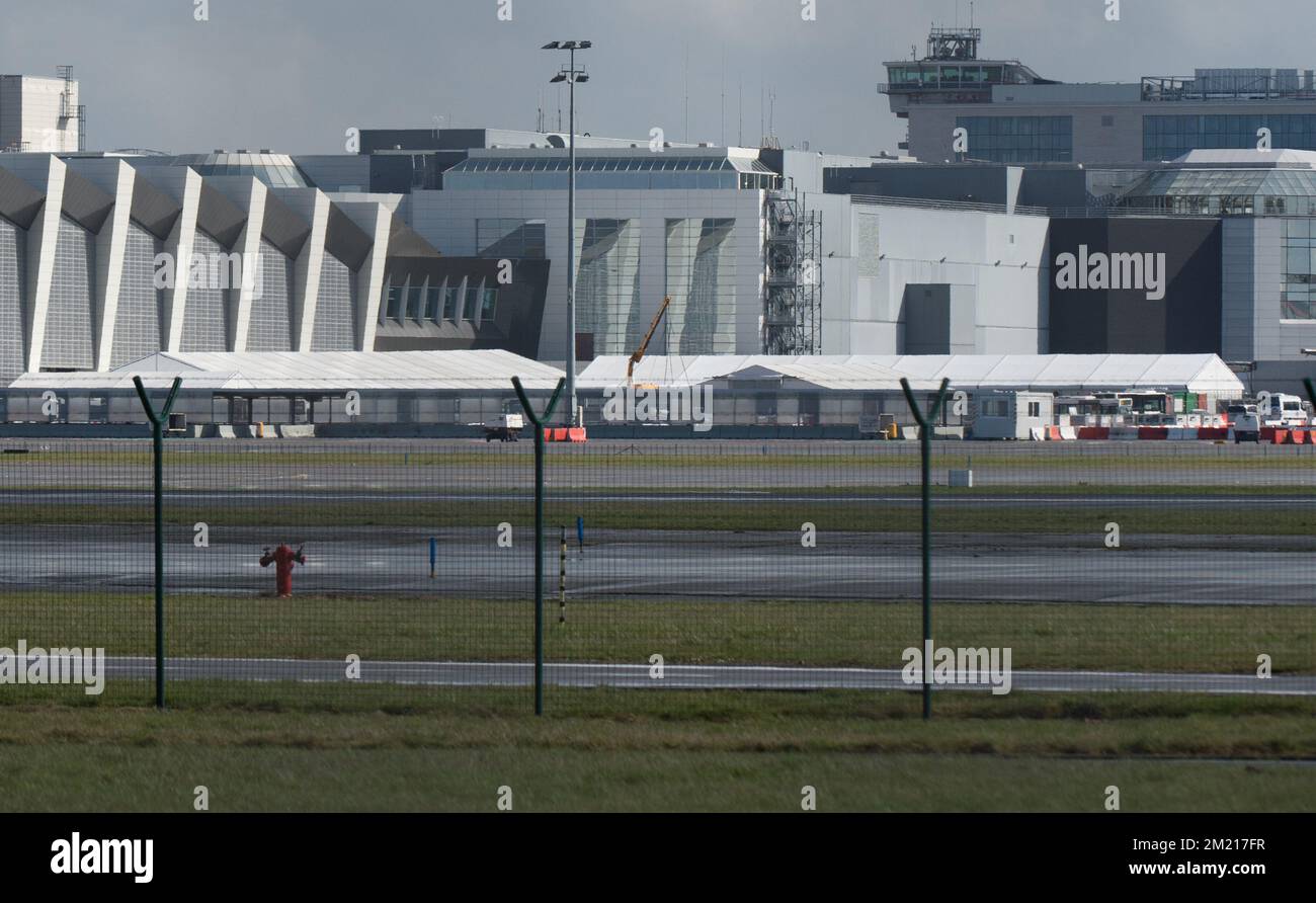 L'immagine mostra le tende in cui le autorità fanno un test di sicurezza all'aeroporto di Bruxelles, a Zaventem, martedì 29 marzo 2016. Nella mattina di martedì 22nd marzo sono esplose due bombe nella sala partenze dell'aeroporto di Bruxelles e un'altra nella stazione della metropolitana Maelbeek - Maalbeek, che ha causato circa 35 vittime mortali, esclusi gli attentatori suicidi, e 340 feriti in totale. ISIL (Stato islamico dell'Iraq e del Levante - Daesh - ISIS) ha rivendicato la responsabilità di questi attacchi. BELGA FOTO BENOIT DOPPAGNE Foto Stock