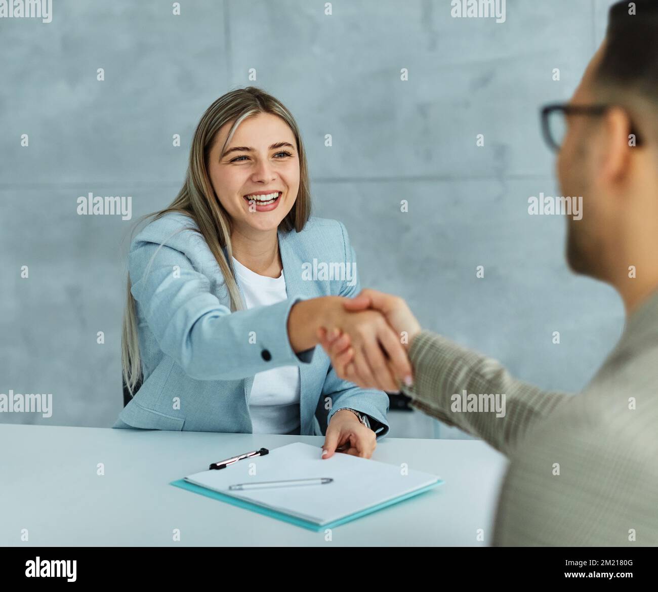 giovane business businesswoman handshake mano scuotere riunione accordo ufficio lavoro di squadra partner businessman mano startup creativo Foto Stock