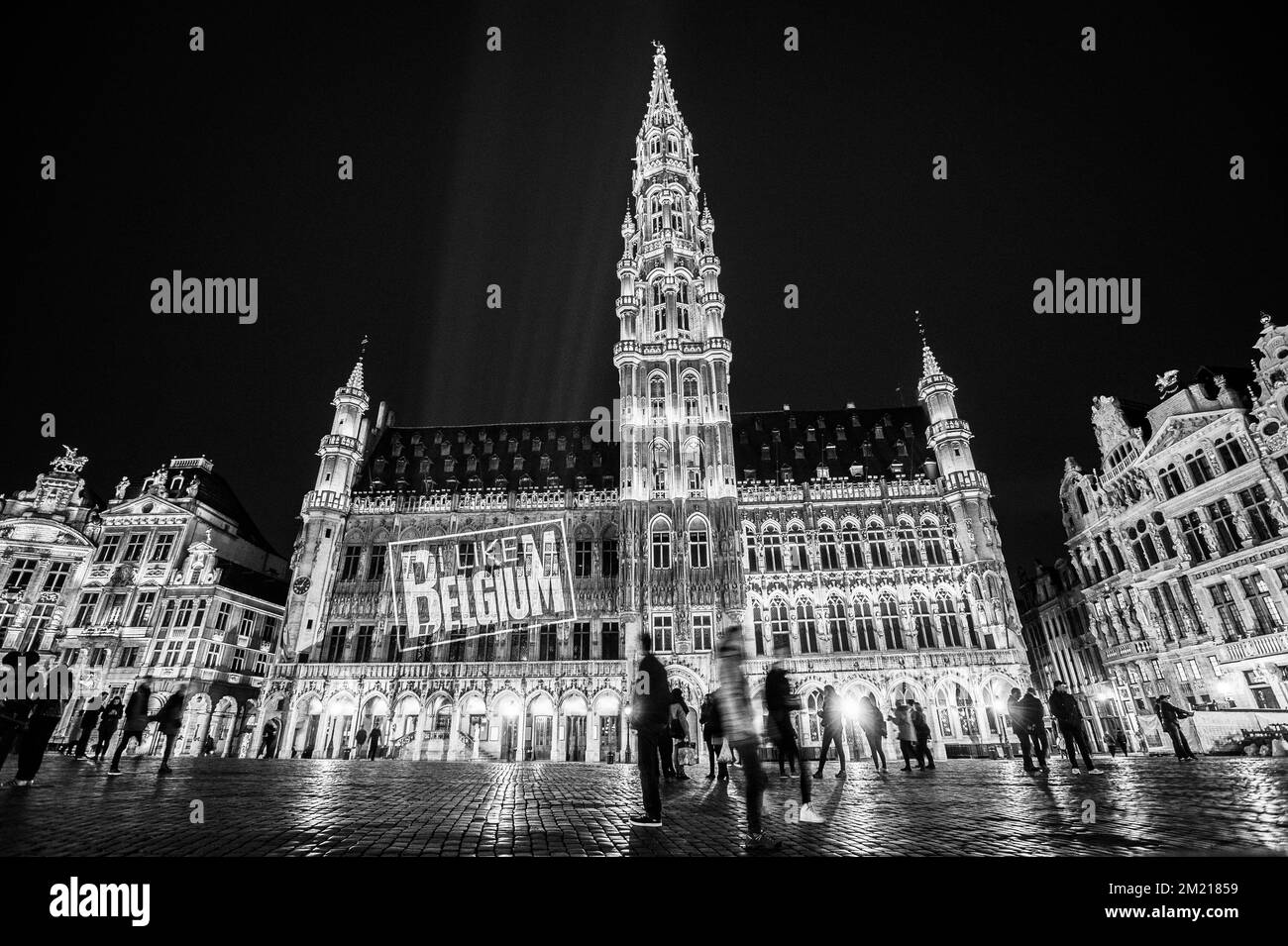 L'immagine mostra un logo 'mi piace il Belgio' sul municipio presso la Grand Place / piazza Grote Mark, giovedì 31 marzo 2016, a Bruxelles. Nella mattina di martedì 22nd marzo sono esplose due bombe nella sala partenze dell'aeroporto di Bruxelles e un'altra nella stazione della metropolitana Maelbeek - Maalbeek, 32 morti e 340 feriti. Foto Stock