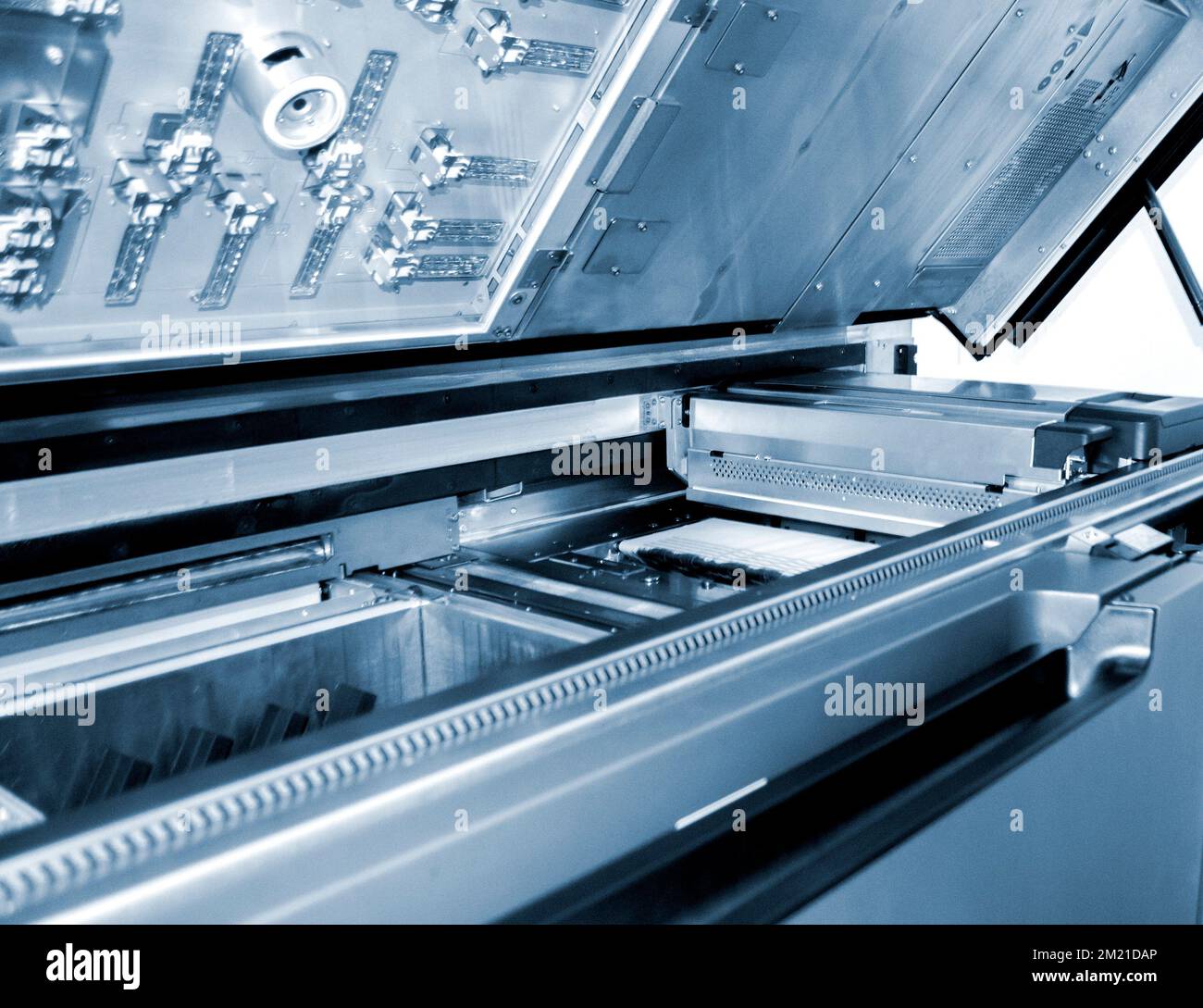 Parte superiore della stampante industriale di grandi dimensioni con il coperchio aperto. Multi Jet Fusion. Polvere di poliimmide per stampa industriale 3D di grandi dimensioni. Apparecchiature industriali. Nuova tecnologia avanzata MJF con additivo di stampa 3D Foto Stock