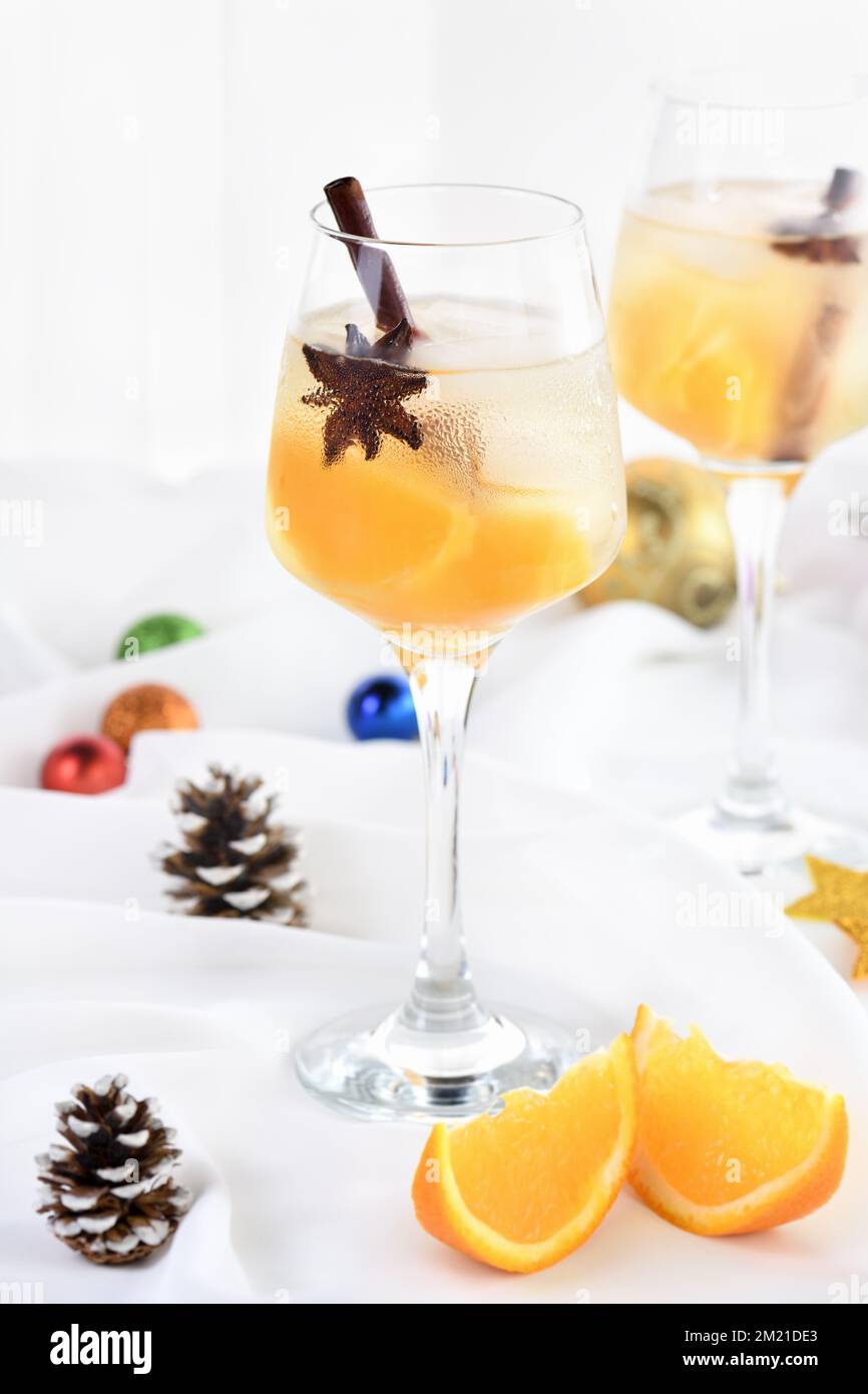 Un leggero spritzer natalizio fatto con succo d'arancia e vodka. Il cocktail perfetto per iniziare la festa Foto Stock