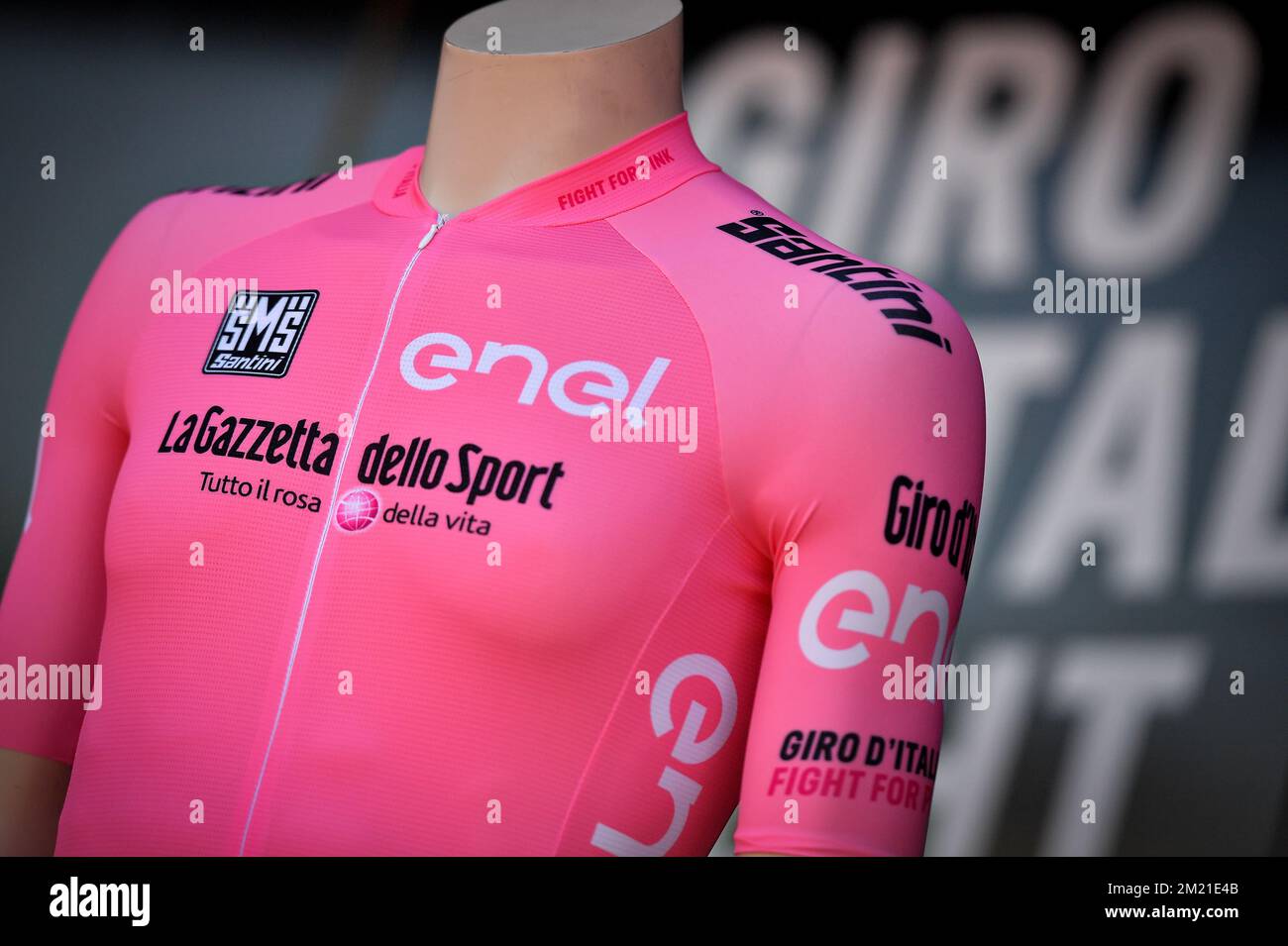 L'immagine mostra la maglia rosa del leader all'inizio della seconda tappa dell'edizione 99th del giro d'Italia, 190km da Arnhem a Nijmegen, Paesi Bassi, sabato 07 maggio 2016. Foto Stock