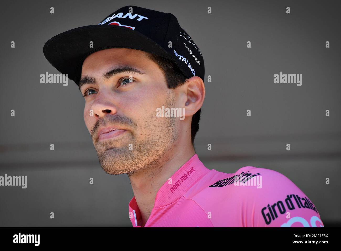 L'olandese Tom Dumoulin del Team Giant-Alpecin indossa la maglia rosa raffigurata all'inizio della terza tappa della 99th° edizione della gara ciclistica giro d'Italia, 190km da Nijmegen ad Arnhem, Paesi Bassi, domenica 08 maggio 2016. Foto Stock