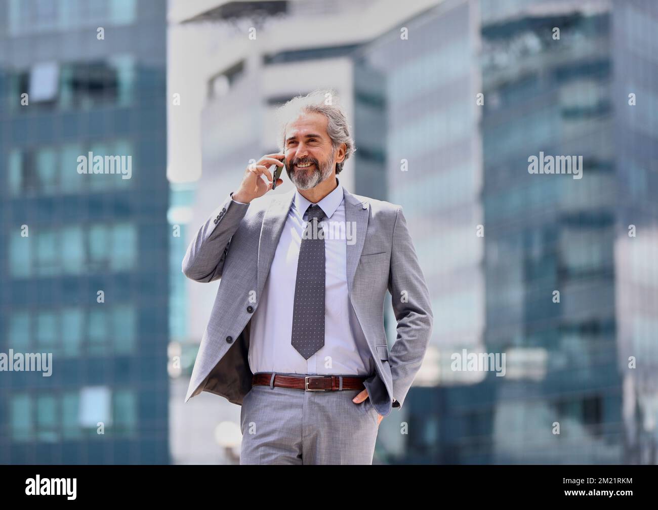 uomo d'affari uomo d'affari senior tecnologia smartphone comunicazione telefono edificio ufficio maturo connessione telefono cellulare Foto Stock