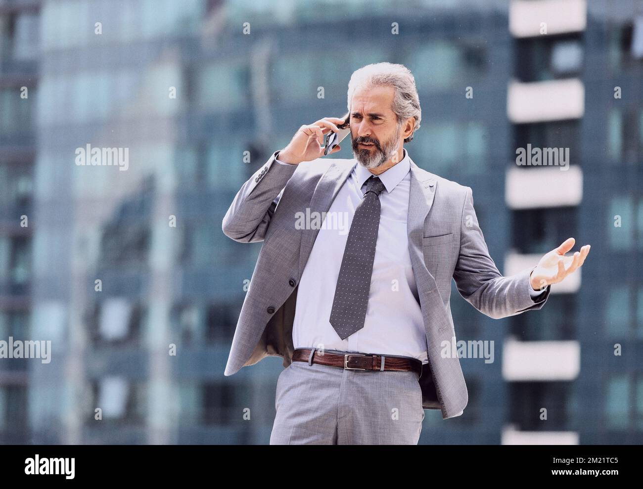 uomo d'affari uomo d'affari senior tecnologia smartphone comunicazione telefono edificio ufficio maturo connessione telefono cellulare Foto Stock