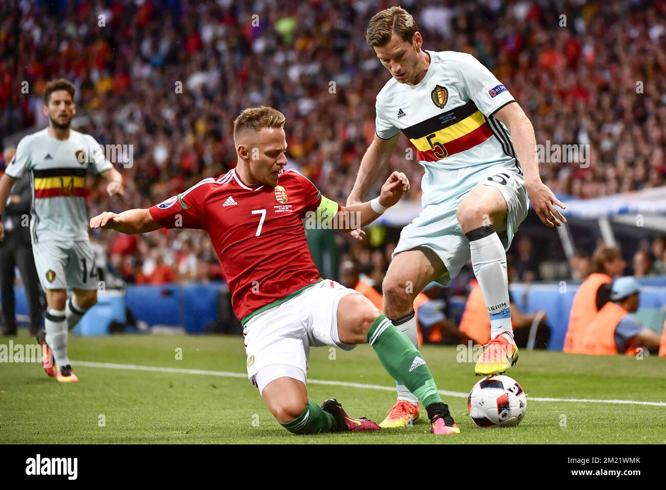 I Balazs Dzsudzsak ungheresi e Jan Vertonghen belgi hanno fatto foto in azione durante una partita di calcio tra la nazionale belga Red Devils e l'Ungheria, nel round del 16 dei Campionati europei UEFA euro 2016, domenica 26 giugno 2016, a Tolosa, Francia. FOTO DI BELGA DIRK WAEM Foto Stock