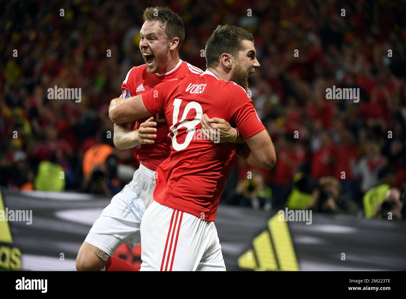 Sam Vokes, in Galles, festeggia nel corso di una partita di calcio tra la nazionale belga Red Devils e il Galles, nelle quarti di finale dei Campionati europei UEFA euro 2016, venerdì 01 luglio 2016, a Lille, Francia. Foto Stock