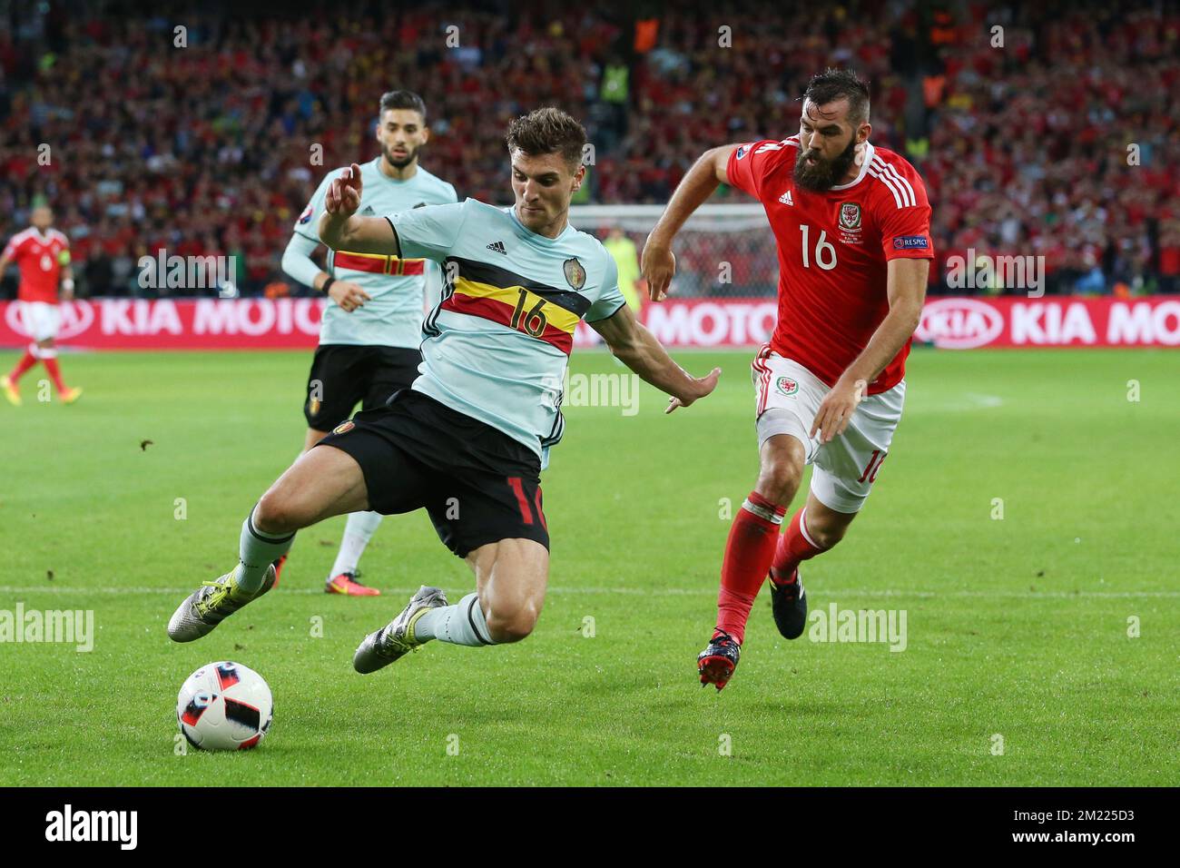 Thomas Meunier del Belgio, Joe Ledley del Galles durante la finale di UEFA EURO 2016 tra Galles e Belgio il 2 luglio 2016 allo Stade Pierre Mauroy di Lille, Francia. Foto Stock