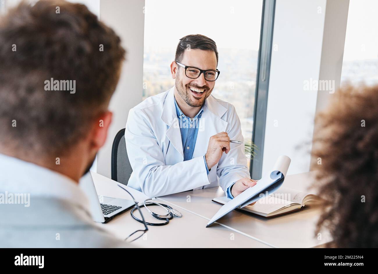 medico ritratto sorridente ospedale medico paziente salute medicina professionale uomo uniforme clinica ufficio sanitario Foto Stock