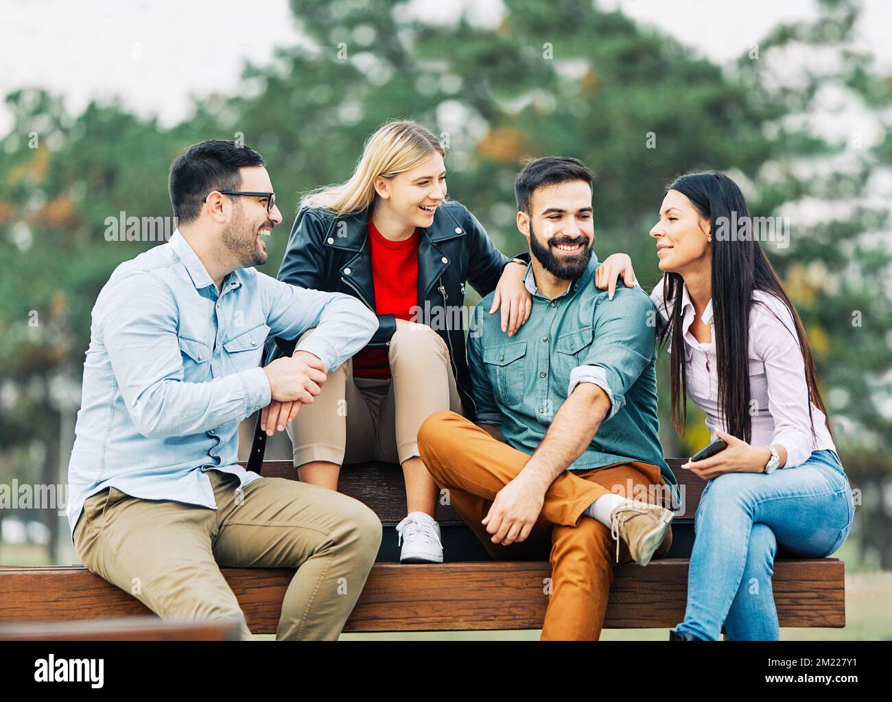 giovani che si divertono felice amicizia di gruppo stile di vita studentesco Foto Stock
