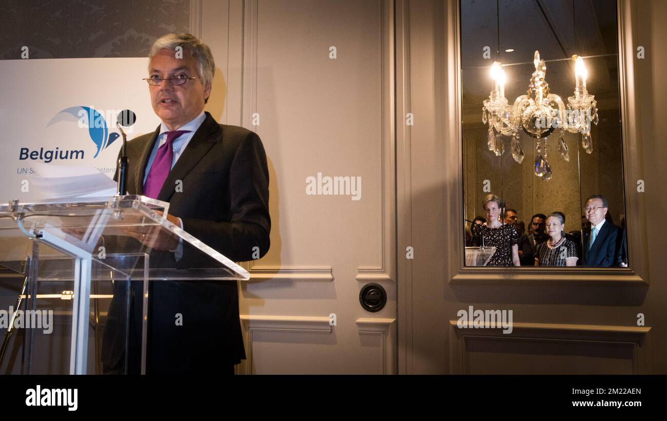 Il Segretario generale delle Nazioni Unite Ban Ki-moon (R), la moglie del Segretario generale delle Nazioni Unite Ban Ki-moon Ban Soon-Taek (2ndR) e la regina Mathilde del Belgio ascoltano il discorso del Vice primo ministro e ministro degli Esteri Didier Reynders durante la "candidatura del Belgio all'accoglienza del Consiglio di sicurezza delle Nazioni Unite" alla conferenza "Bambini, non soldati", Il primo giorno della visita della Regina e Ministro degli Esteri belga a New York, lunedì 11 luglio 2016, negli Stati Uniti. Foto Stock