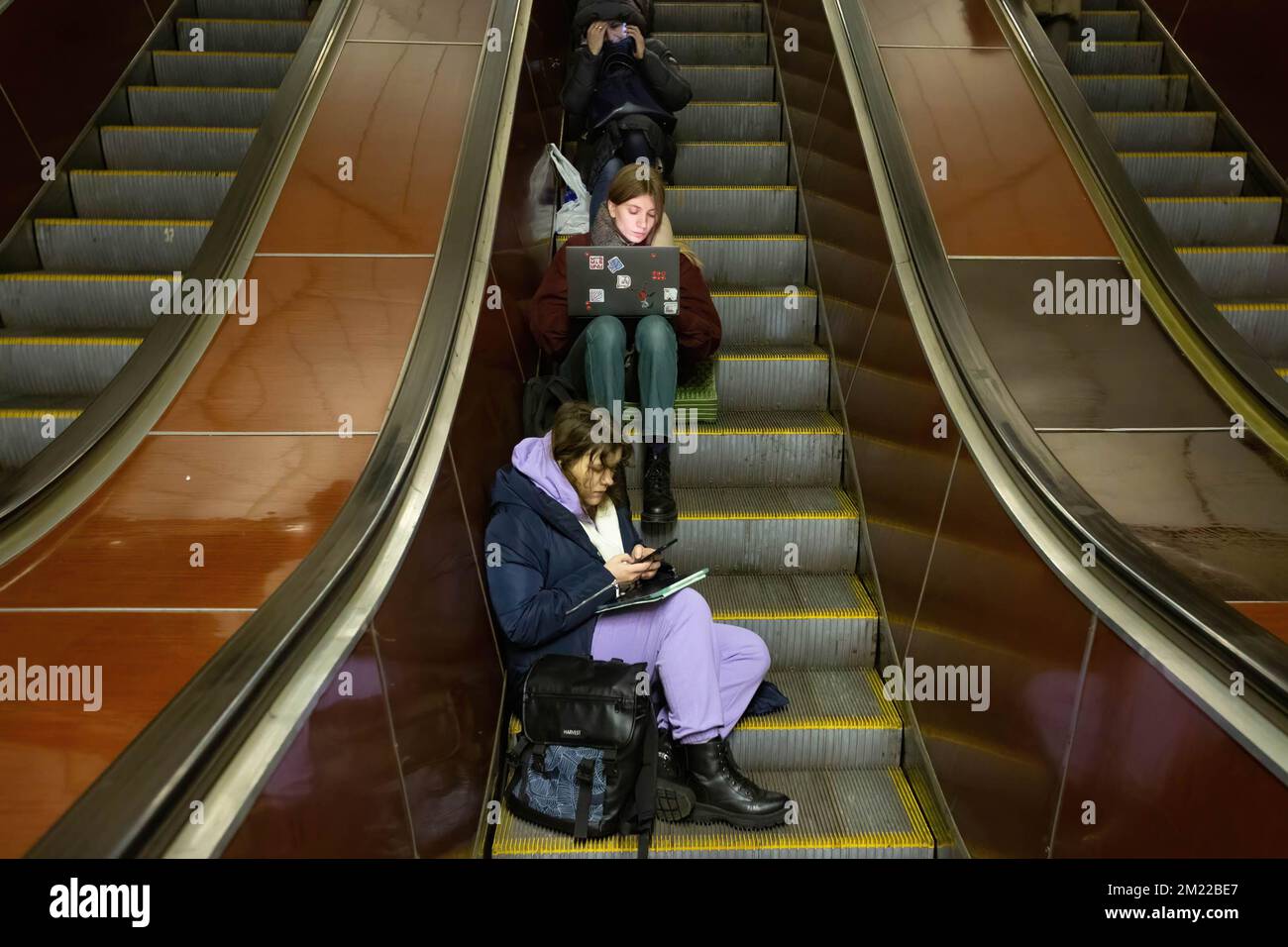 Kiev, Ucraina. 13th Dec, 2022. Le persone con tablet e computer portatili lavorano all'interno di una stazione della metropolitana durante un allarme RAID aereo nel centro di Kiev. I civili usano le stazioni della metropolitana di Kyiv come rifugio durante le incursioni aeree. (Foto di Oleksii Chumachenko/SOPA Image/Sipa USA) Credit: Sipa USA/Alamy Live News Foto Stock