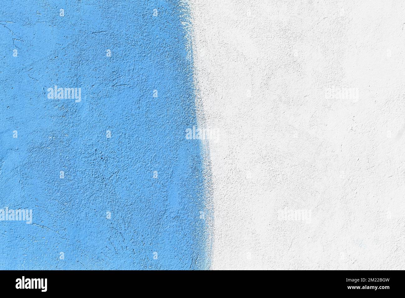 Parete due colori tono: Blu e bianco vernice su cemento superficie design astratto texture sfondo vuoto. Foto Stock