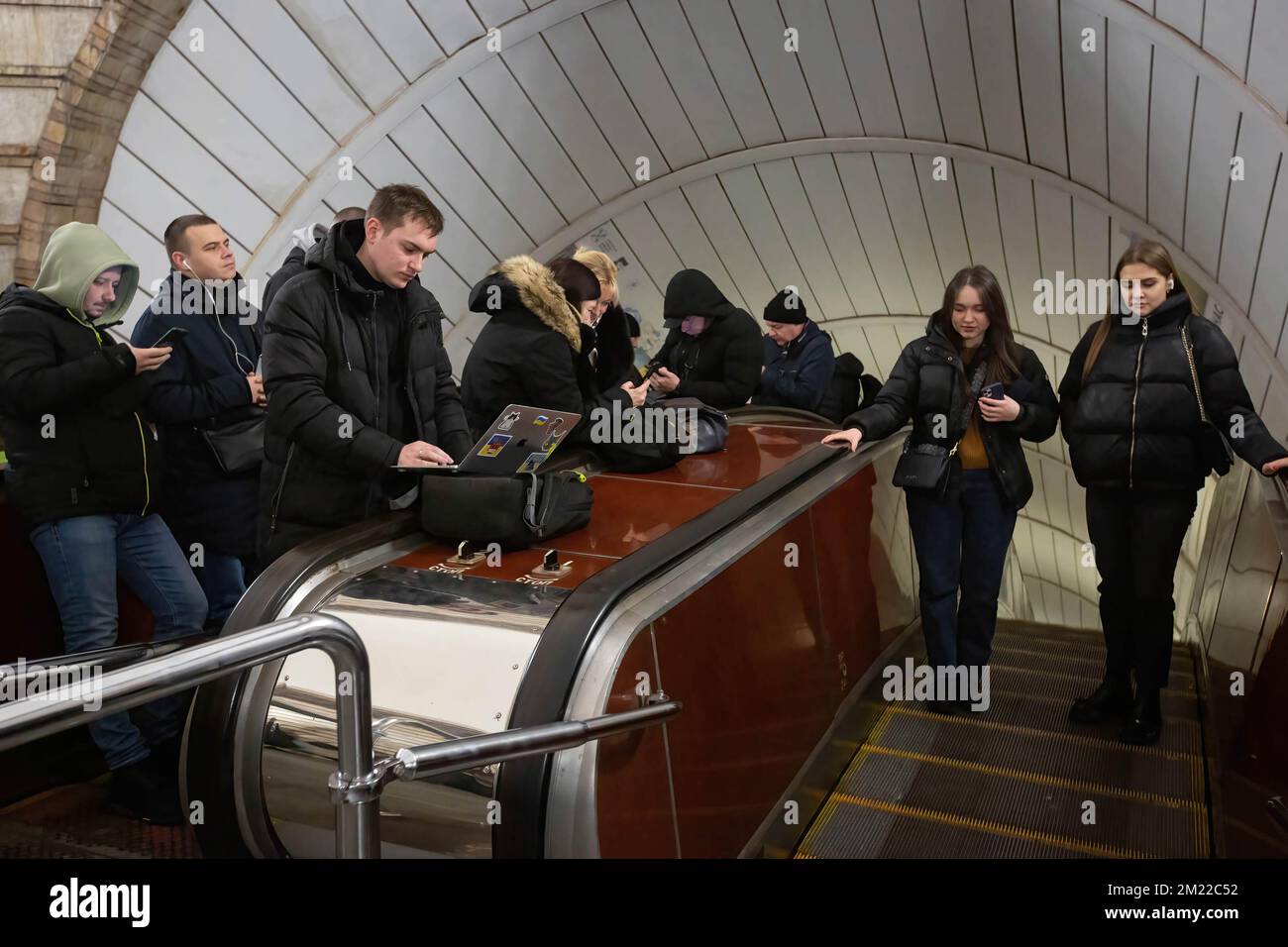 Kiev, Ucraina. 13th Dec, 2022. Un uomo lavora su un computer portatile su una scala mobile all'interno di una stazione della metropolitana durante un allarme RAID aereo nel centro di Kyiv. I civili usano le stazioni della metropolitana di Kyiv come rifugio durante le incursioni aeree. (Foto di Oleksii Chumachenko/SOPA Image/Sipa USA) Credit: Sipa USA/Alamy Live News Foto Stock