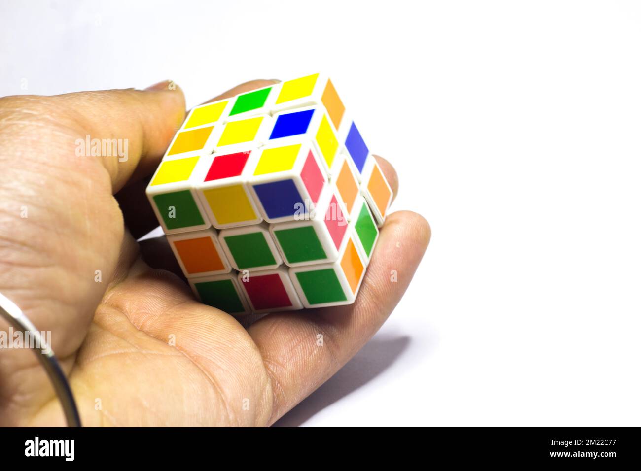 Un primo piano di una persona che tiene in mano un cubo di Rubik Foto Stock