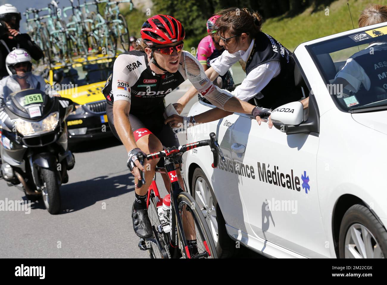 Shane Archbold neozelandese di Bora-Argon 18 raffigurato dopo un incidente durante la diciassettesima tappa alla 103rd edizione della gara ciclistica Tour de France, a 184,5 km da Berna a Finhaut-Emosson, Svizzera, mercoledì 20 luglio 2016. Foto Stock