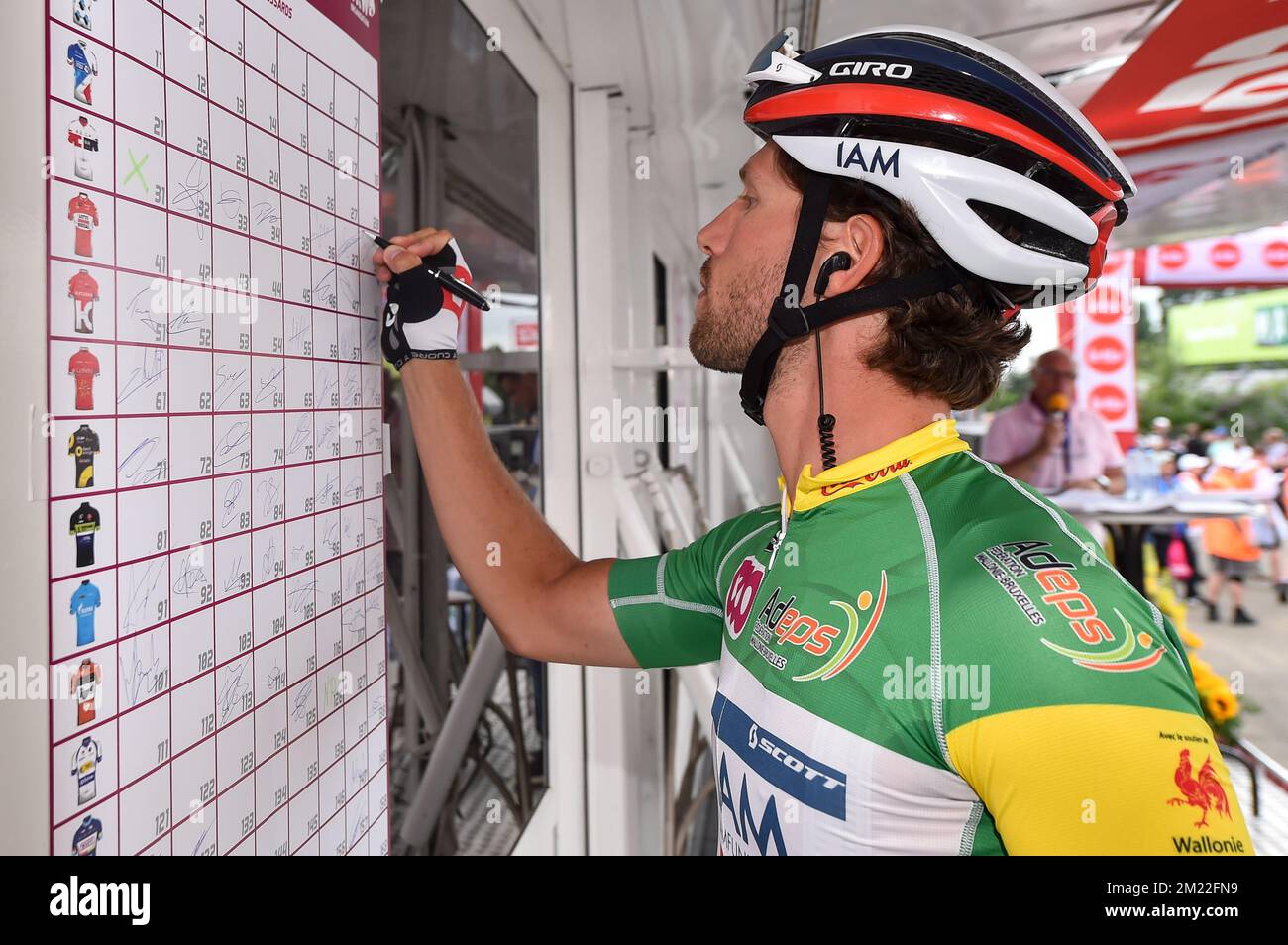 Il belga Jonas Van Genechten della IAM Cycling nella foto ha firmato la lista di partenza prima della terza tappa del Tour De Wallonie, a 200,6 km da Braine-l'Alleud a Vielsalm, lunedì 25 luglio 2016. Foto Stock