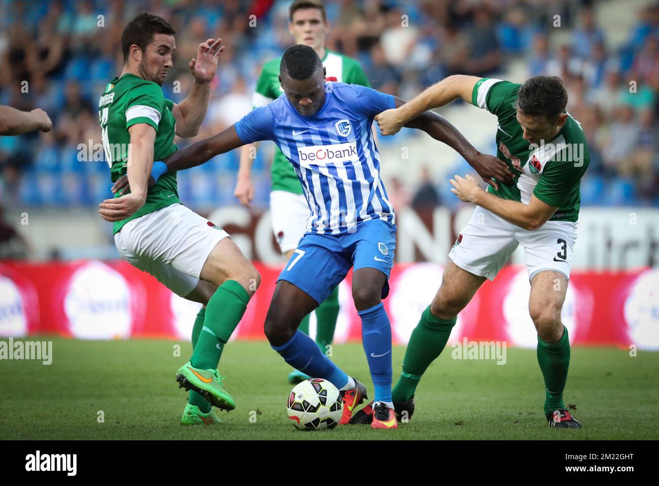 Cork's Gearooid Morrissey, Genk's Mwbana Ally Samatta e Cork's Alan Bennett combattono per la palla durante la prima partita del terzo turno di qualificazione tra la squadra di calcio belga KRC Genk e la Cork City F.C. irlandese nel concorso Europa League, giovedì 28 luglio 2016, a Genk. Foto Stock