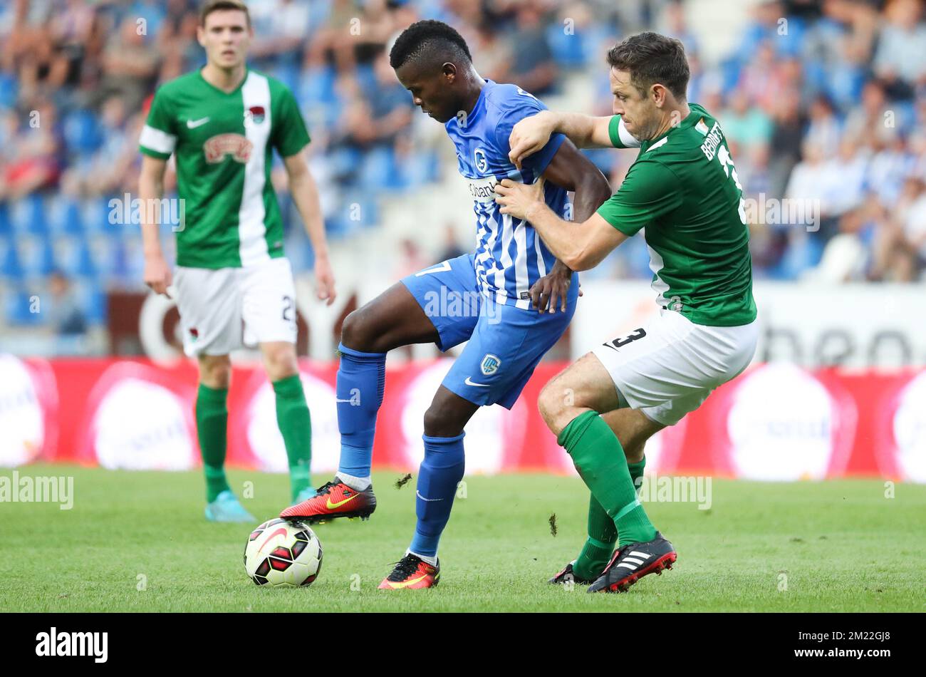 Mwbana Ally Samatta di Genk e Alan Bennett di Cork combattono per la palla durante la prima partita di qualificazione del terzo turno di qualificazione tra la squadra di calcio belga KRC Genk e la Cork City F.C. di Irlanda nel concorso Europa League, giovedì 28 luglio 2016, a Genk. Foto Stock