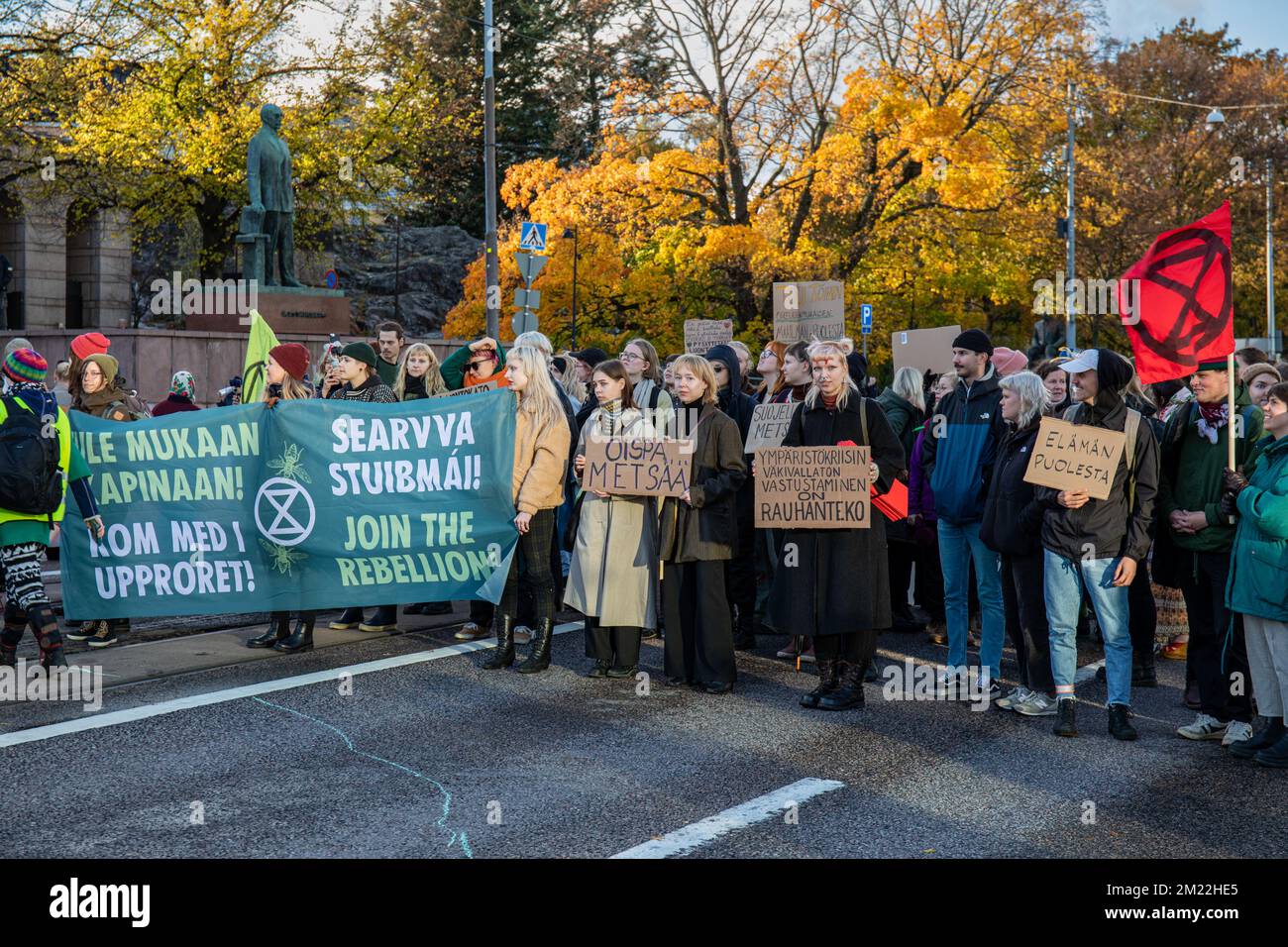 Luontokatokapina o ribellione per la natura. Manifestanti che bloccano Mannerheimintie alla manifestazione Elokapina a Helsinki, Finlandia. Foto Stock