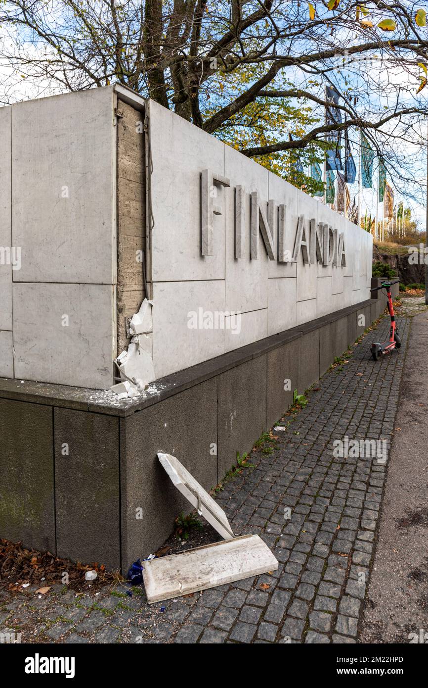 Piastrelle o lastre di marmo rotte dall'ingresso della Finlandia Hall durante i lavori di ristrutturazione a Helsinki, Finlandia Foto Stock