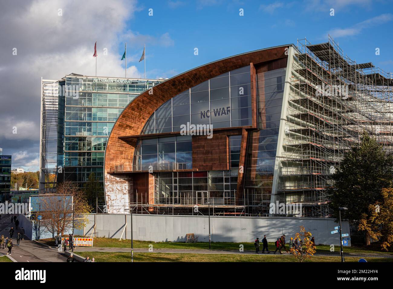Kiasma Contemporary Art Museum con alcune impalcature ancora in piedi dopo un restauro a Helsinki, Finlandia Foto Stock