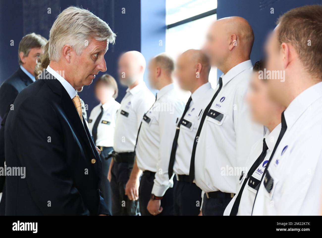 Re Filippo - Filip del Belgio incontra i poliziotti di Charleroi durante una visita del re belga alla stazione di polizia dove due ufficiali sono stati pugnalati, martedì 09 agosto 2016, nel centro di Charleroi. Sabato 6th 2016 agosto due poliziotti sono stati pugnalati. L'attaccante urlò "Allahu Akbar". È stato colpito da una pallottola della polizia. Uno degli ufficiali ha subito gravi lesioni al viso, l'altro è leggermente ferito. L'attaccante è stato trasportato all'ospedale dove più successivamente ha ceduto alle sue ferite e è morto. BELGA PHOTO VIRGINIE LEFOUR Foto Stock