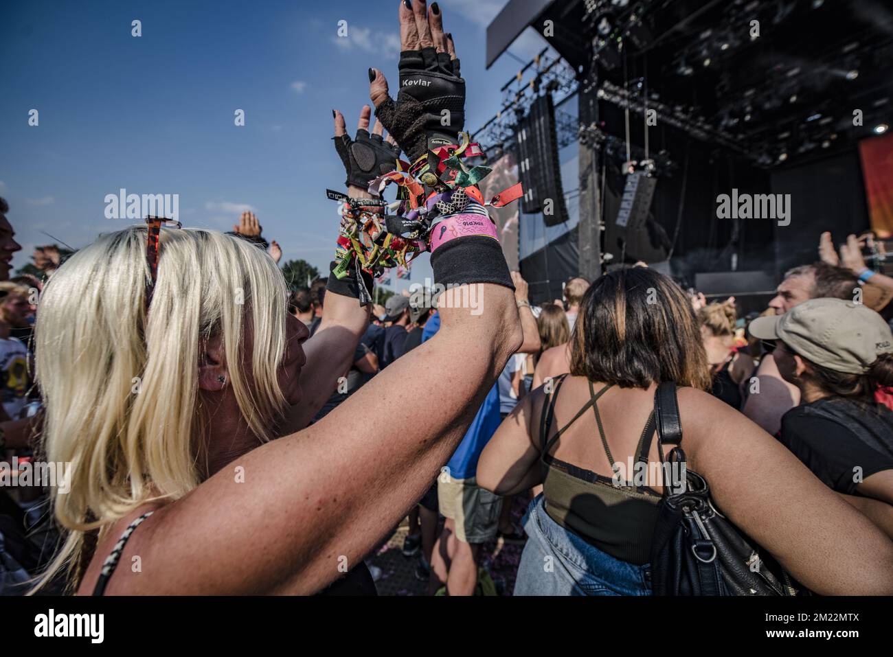 L'immagine mostra una donna di mezza età con un sacco di braccialetti ingresso festival durante il primo giorno del tre giorni di festival musicale Pukkelpop a Kiewit, Hasselt, Mercoledì 17 agosto 2016. Foto Stock