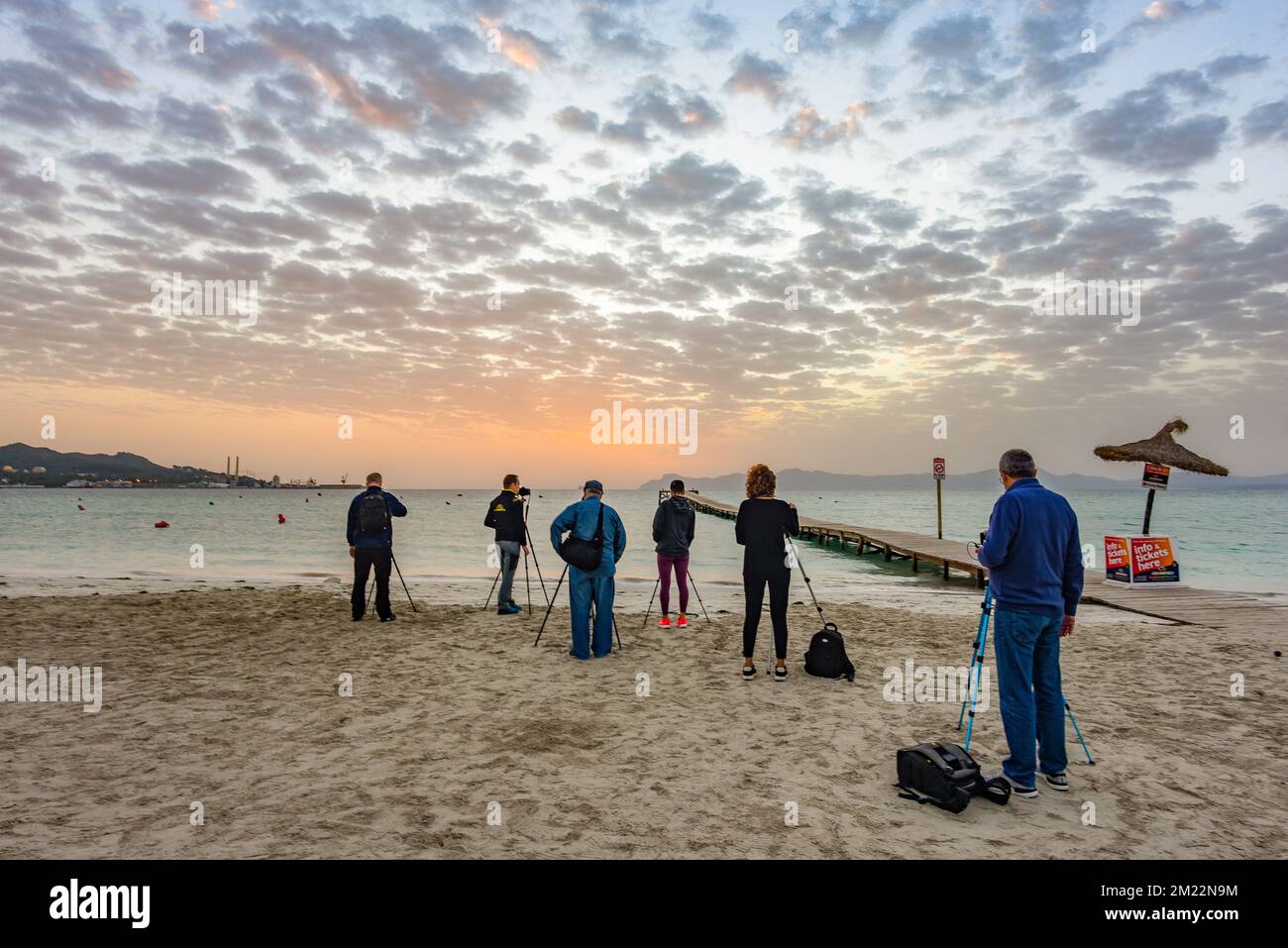 Fotografi in attesa di alba Ion spiaggia ad Alcudia, Maiorca Foto Stock