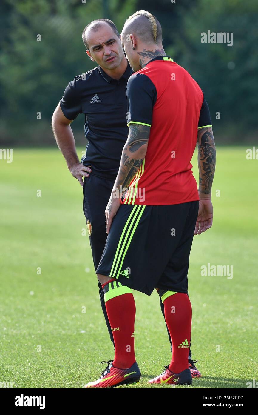 Il belga Radja Nainggolan (R) e il capo allenatore del Belgio Roberto  Martinez hanno illustrato lunedì 29 agosto 2016 a Bruxelles una sessione di  allenamento della nazionale belga di calcio Red Devils.